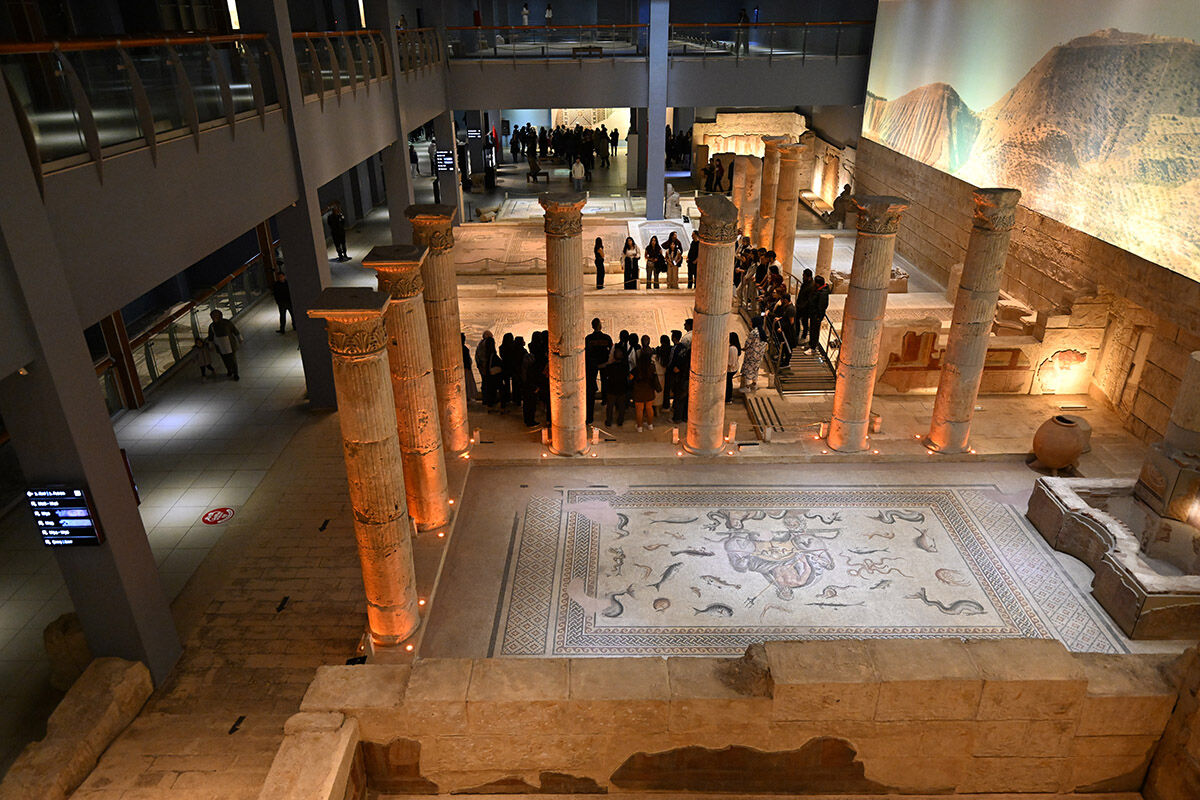 Hırsızların gözünden kaçan 'Çingene Kızı'na akın akın ziyaretçi! Zeugma Mozaik Müzesi doldu taştı Hırsızların gözünden kaçan 'Çingene Kızı'na akın akın ziyaretçi! Zeugma Mozaik Müzesi doldu taştı - 2. Resim