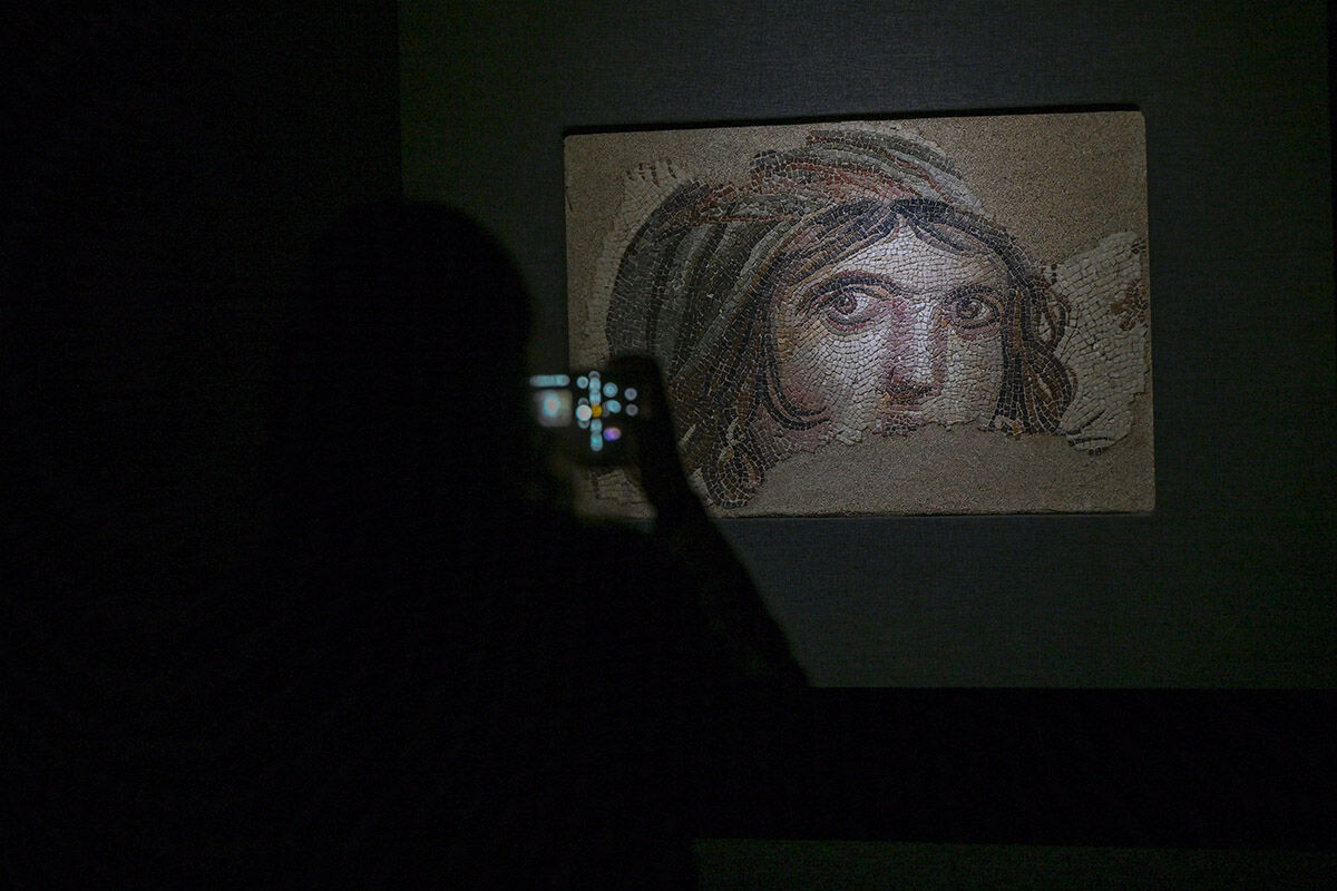 Hırsızların gözünden kaçan 'Çingene Kızı'na akın akın ziyaretçi! Zeugma Mozaik Müzesi doldu taştı Hırsızların gözünden kaçan 'Çingene Kızı'na akın akın ziyaretçi! Zeugma Mozaik Müzesi doldu taştı - 6. Resim