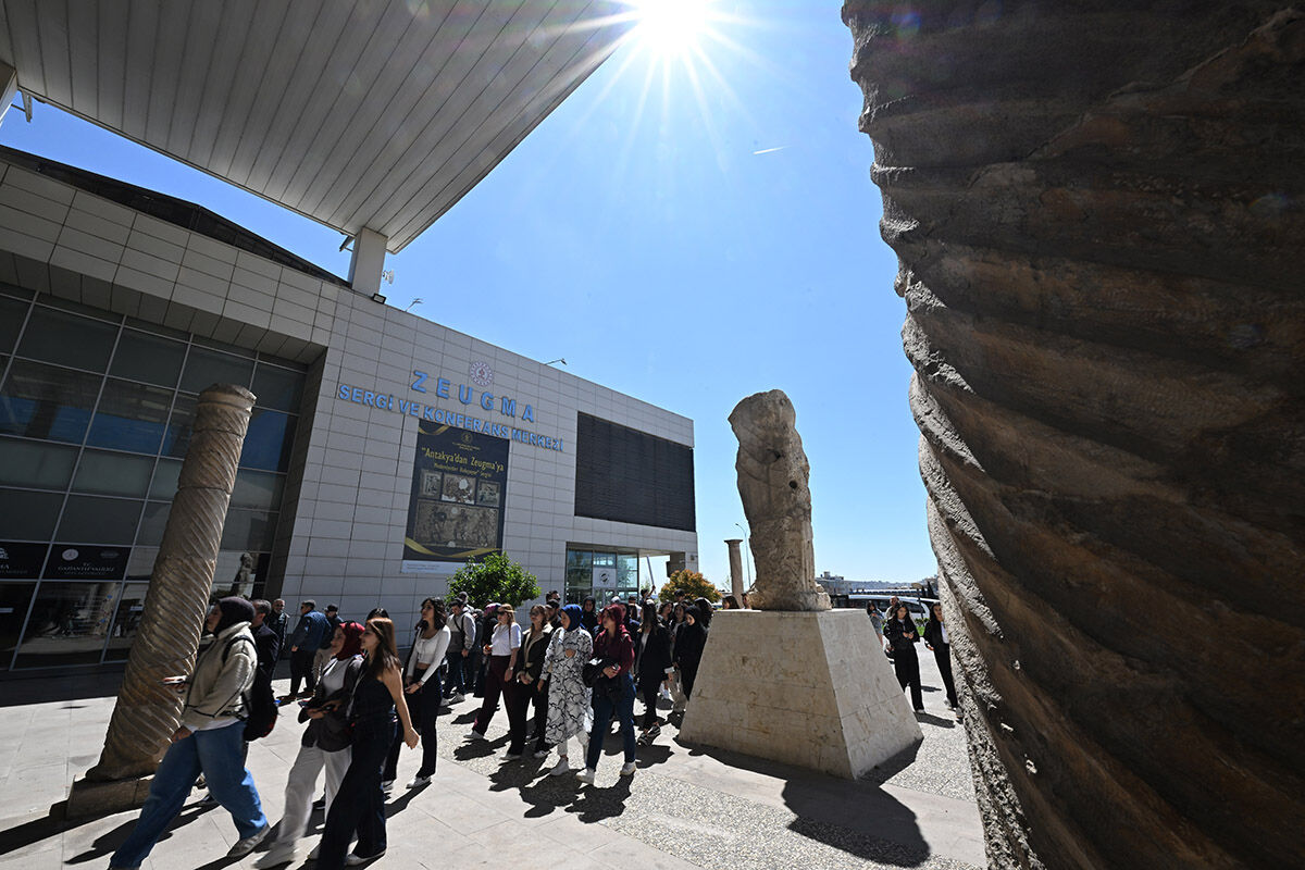 Hırsızların gözünden kaçan 'Çingene Kızı'na akın akın ziyaretçi! Zeugma Mozaik Müzesi doldu taştı Hırsızların gözünden kaçan 'Çingene Kızı'na akın akın ziyaretçi! Zeugma Mozaik Müzesi doldu taştı - 5. Resim