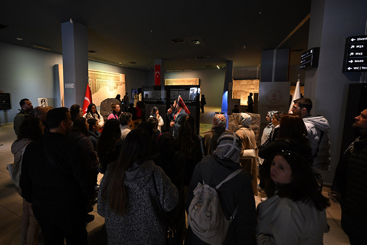 Hırsızların gözünden kaçan 'Çingene Kızı'na akın akın ziyaretçi! Zeugma Mozaik Müzesi doldu taştı Hırsızların gözünden kaçan 'Çingene Kızı'na akın akın ziyaretçi! Zeugma Mozaik Müzesi doldu taştı - 14. Resim