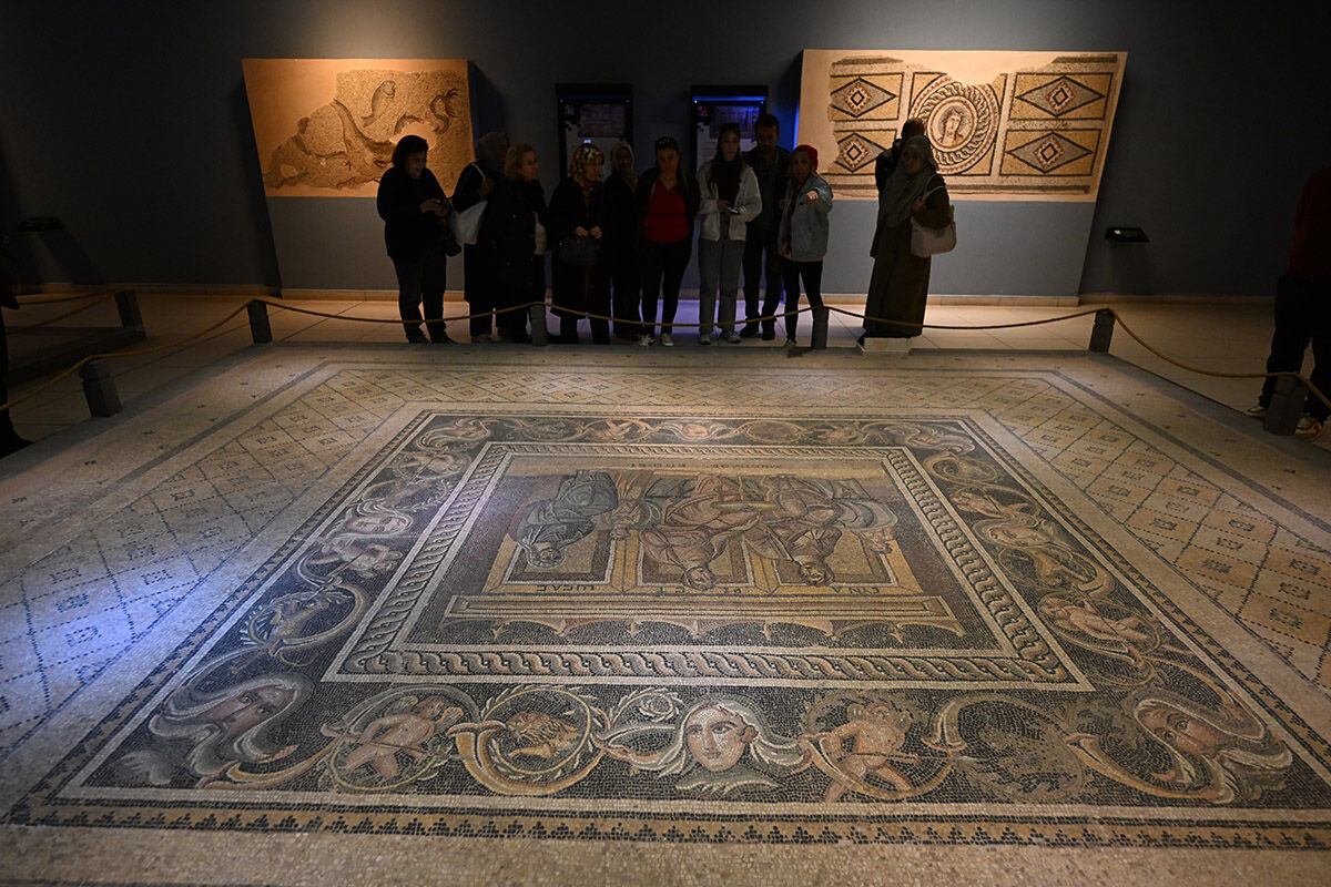 Hırsızların gözünden kaçan 'Çingene Kızı'na akın akın ziyaretçi! Zeugma Mozaik Müzesi doldu taştı Hırsızların gözünden kaçan 'Çingene Kızı'na akın akın ziyaretçi! Zeugma Mozaik Müzesi doldu taştı - 16. Resim