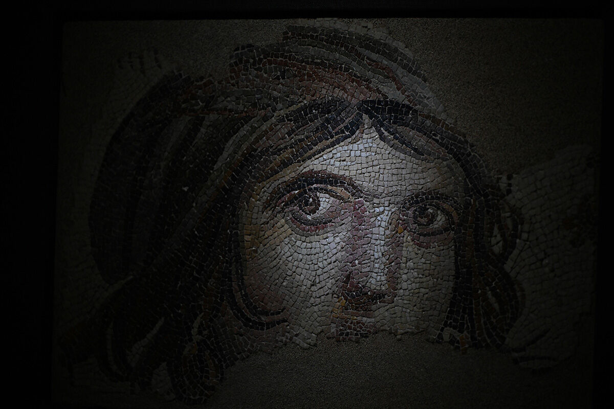 Hırsızların gözünden kaçan 'Çingene Kızı'na akın akın ziyaretçi! Zeugma Mozaik Müzesi doldu taştı Hırsızların gözünden kaçan 'Çingene Kızı'na akın akın ziyaretçi! Zeugma Mozaik Müzesi doldu taştı - 7. Resim