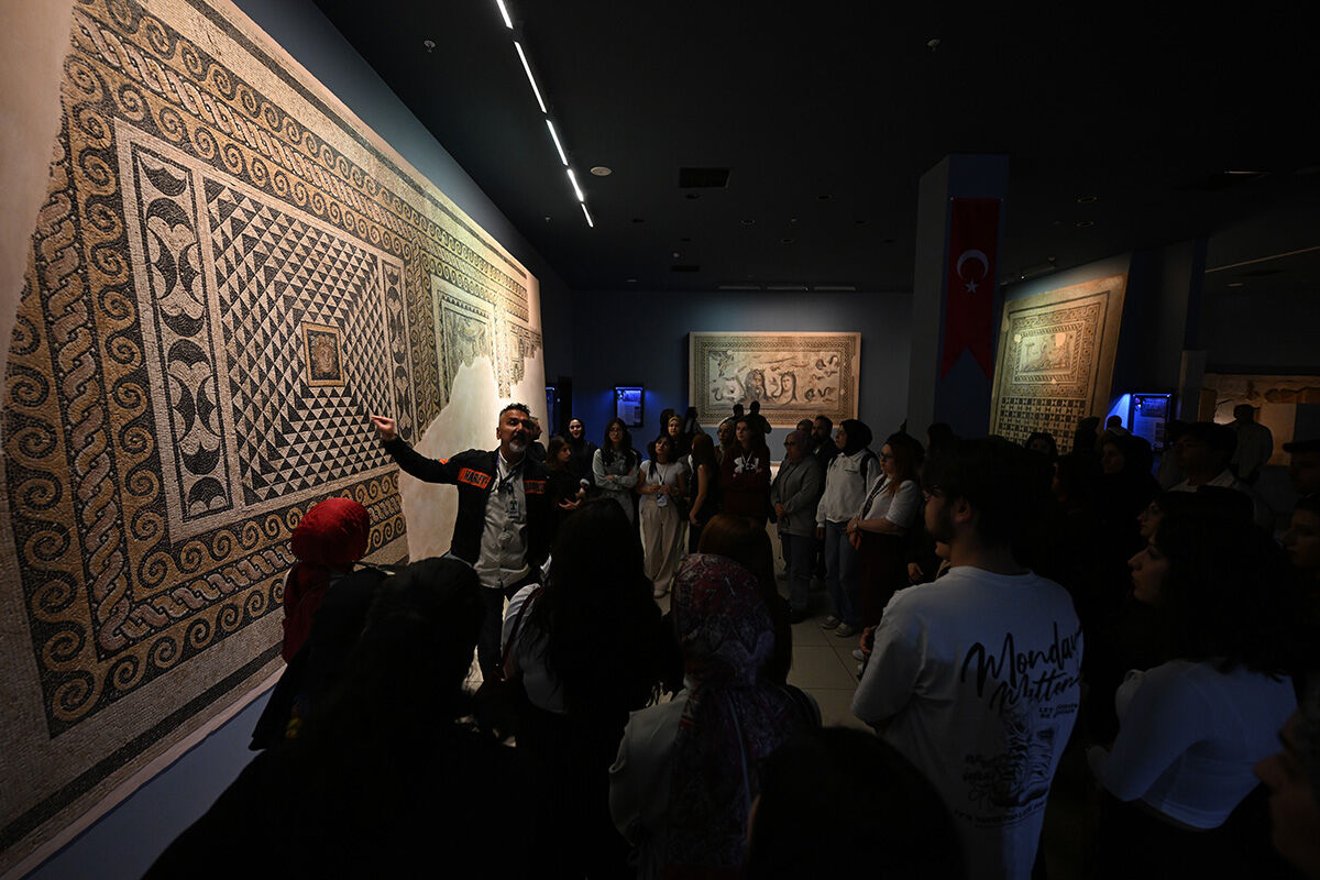 Hırsızların gözünden kaçan 'Çingene Kızı'na akın akın ziyaretçi! Zeugma Mozaik Müzesi doldu taştı Hırsızların gözünden kaçan 'Çingene Kızı'na akın akın ziyaretçi! Zeugma Mozaik Müzesi doldu taştı - 1. Resim