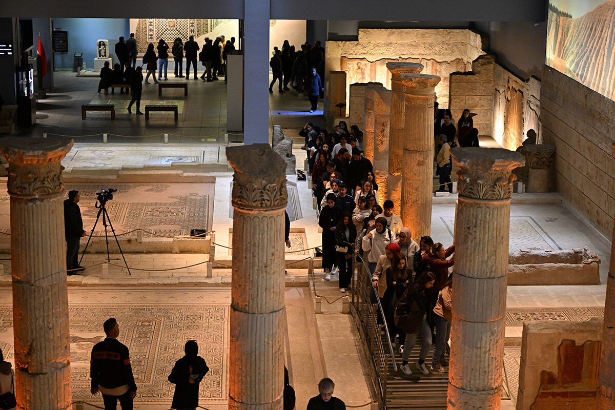 Hırsızların gözünden kaçan 'Çingene Kızı'na akın akın ziyaretçi! Zeugma Mozaik Müzesi doldu taştı Hırsızların gözünden kaçan 'Çingene Kızı'na akın akın ziyaretçi! Zeugma Mozaik Müzesi doldu taştı - 8. Resim