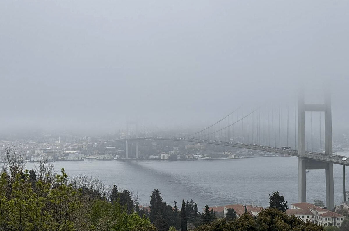 İstanbul'da göz gözü görmüyor! Sis her yeri kapladı İstanbul'da göz gözü görmüyor! Sis her yeri kapladı - 1. Resim