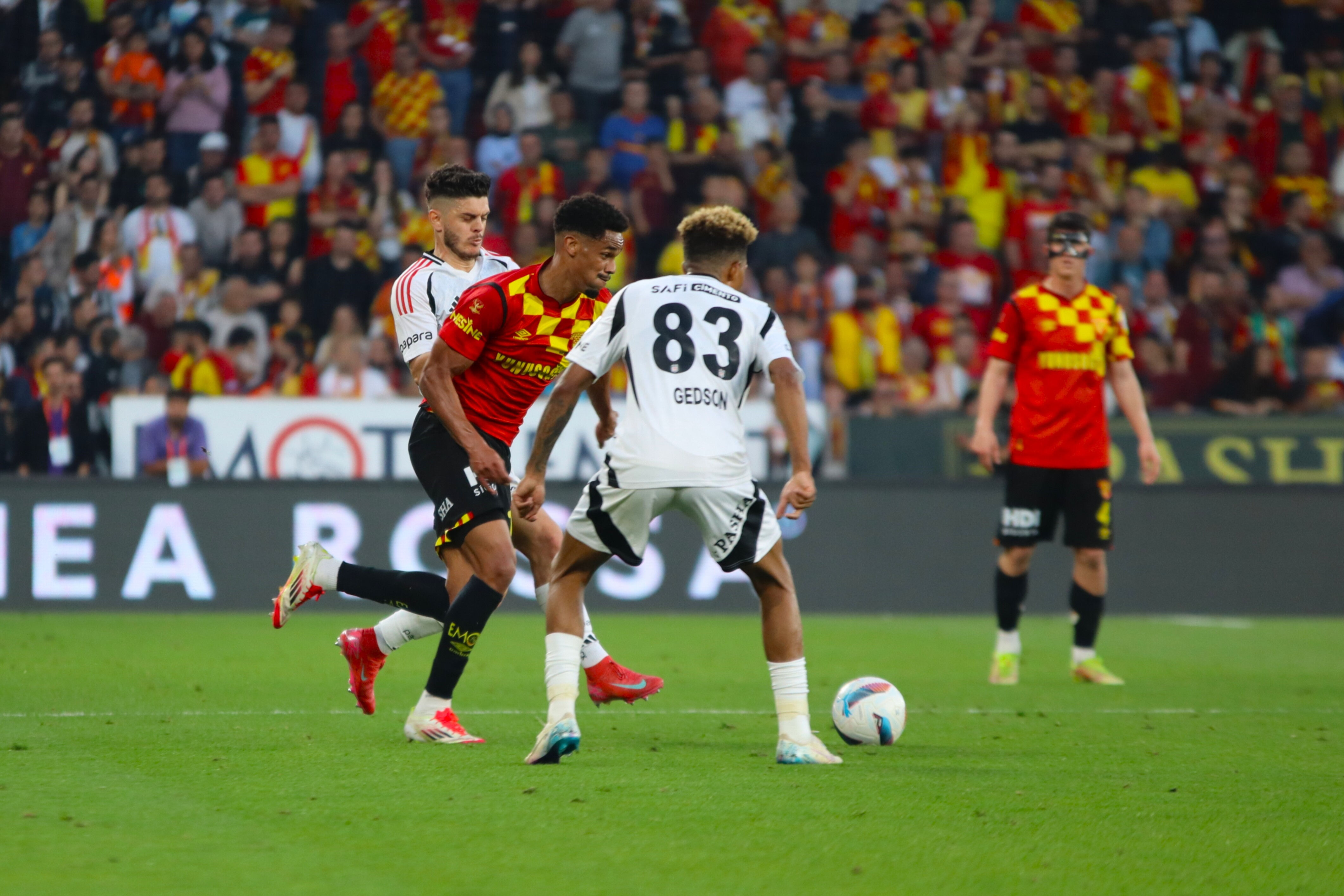 İzmir'de kazanan çıkmadı! Beşiktaş, Göztepe engelini aşamadı Göztepe - Beşiktaş | CANLI ANLATIM - 1. Resim
