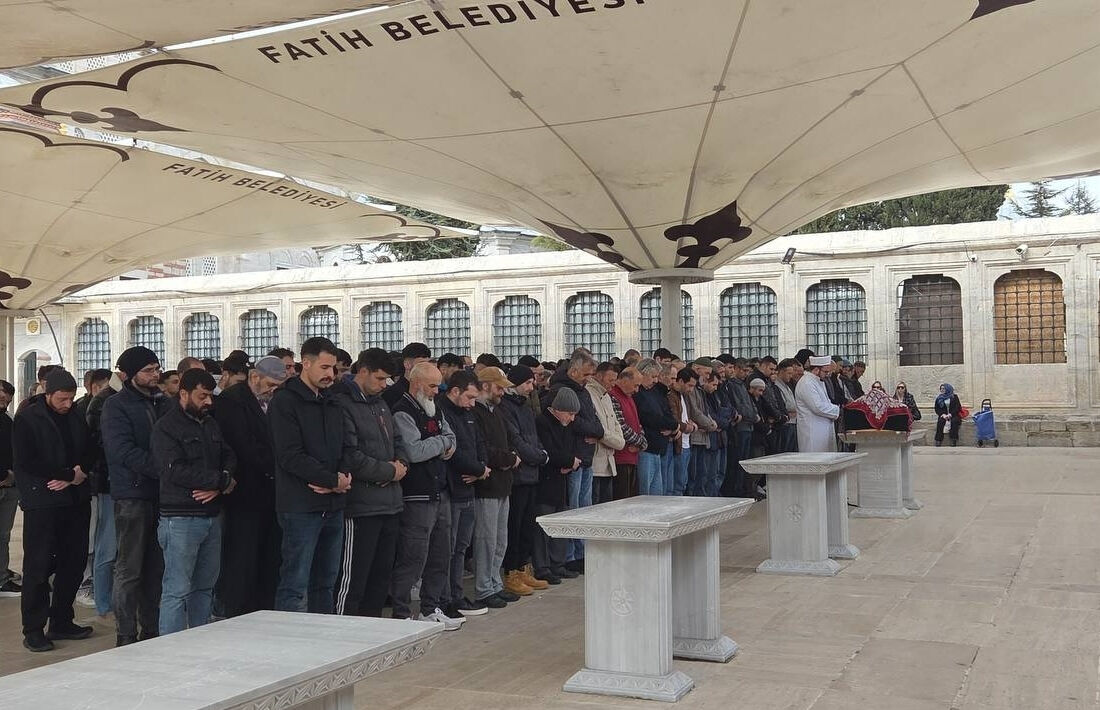 Oyuncu arkadaşı Sevil Akdağ tarafından öldürülmüştü! Fenomen Elif Kırav toprağa verildi - 1. Resim