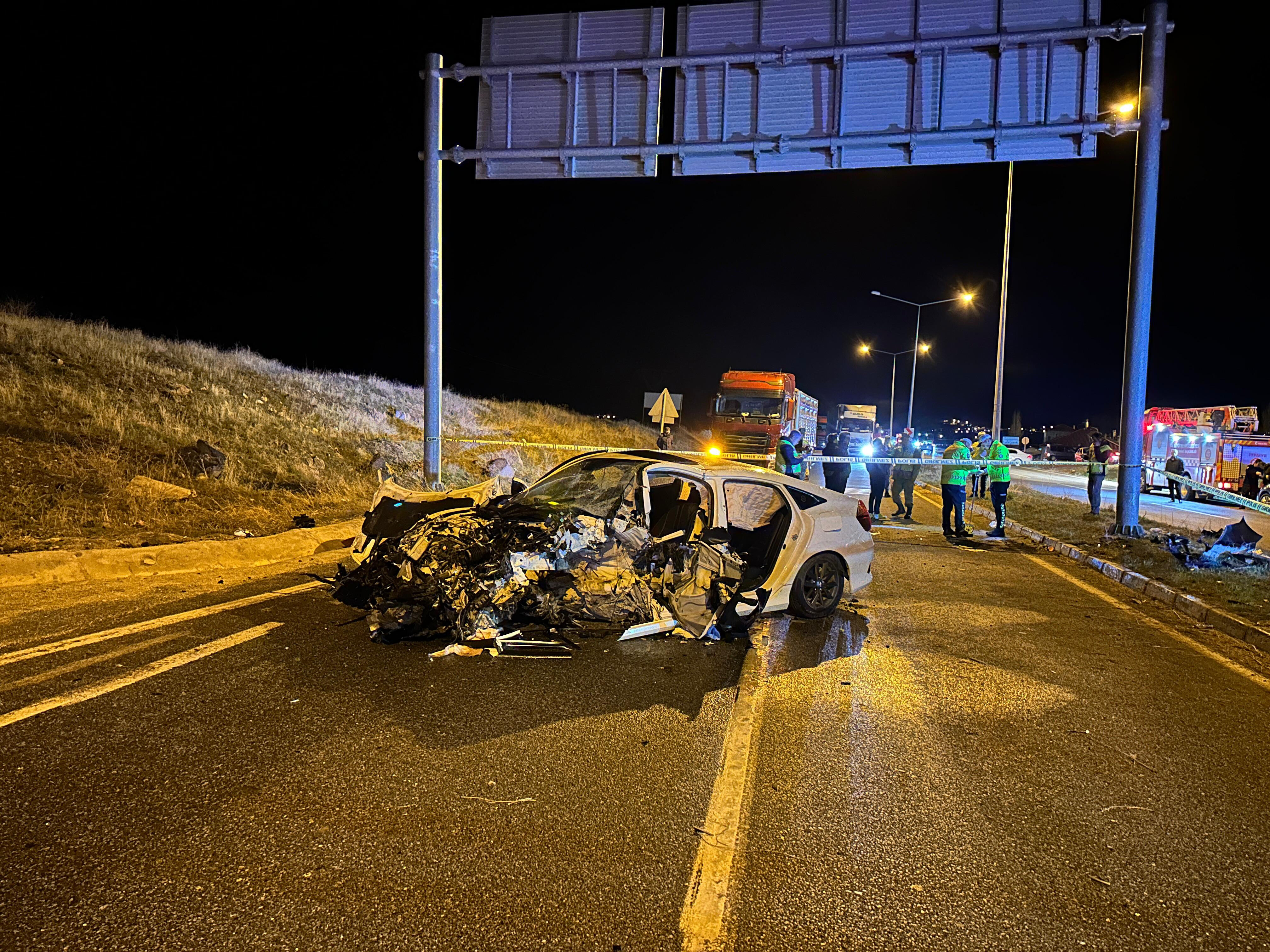 Van'da feci kaza! Ölü ve yaralılar var Van'da feci kaza! Ölü ve yaralılar var - 1. Resim