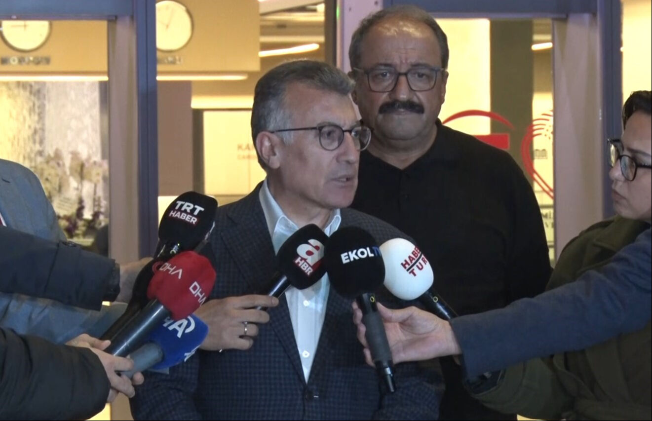 AK Partili Abdullah Güler Sırrı Süreyya Önder'i hastanede ziyaret etti AK Partili Abdullah Güler Sırrı Süreyya Önder'i hastanede ziyaret etti - 1. Resim