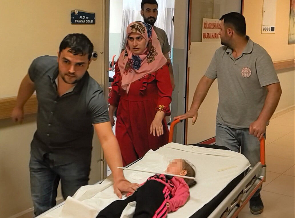 Akıl almaz kaza! 2 yaşındaki çocuğun çenesine saplandı Akıl almaz kaza! 2 yaşındaki çocuğun çenesine saplandı - 1. Resim
