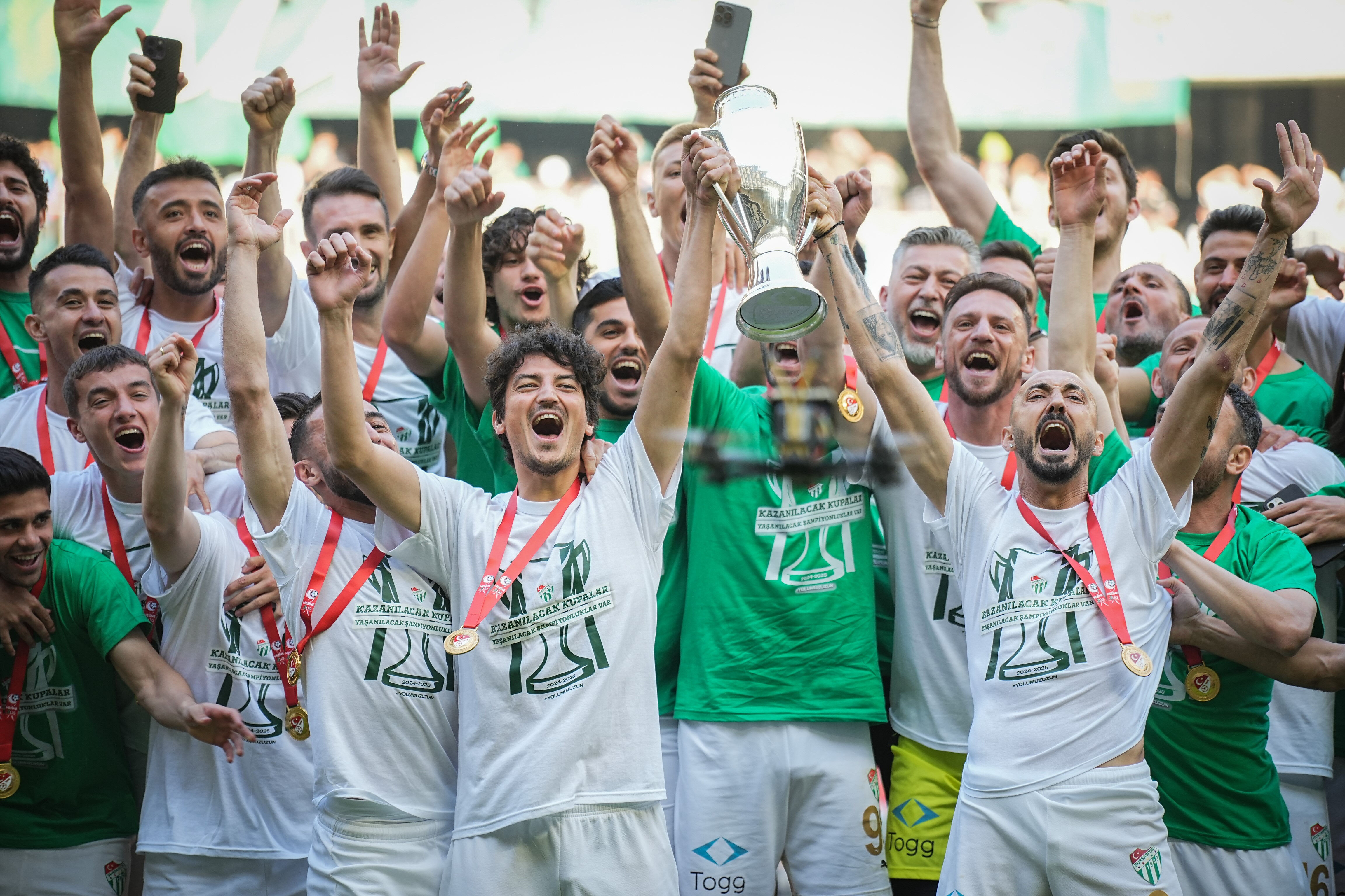 Bursaspor şampiyonluk kupasını kaldırdı! Cumhurbaşkanı Erdoğan'dan tebrik mesaj - 1. Resim