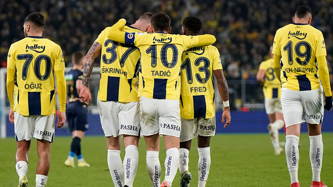 Fenerbahçe'de 'yabancı kuralı' alarmı! Takımdan ayrılacak 5 isim belli oldu Fenerbahçe'de 'yabancı kuralı' alarmı! Takımdan ayrılacak 5 isim belli oldu - 1. Resim