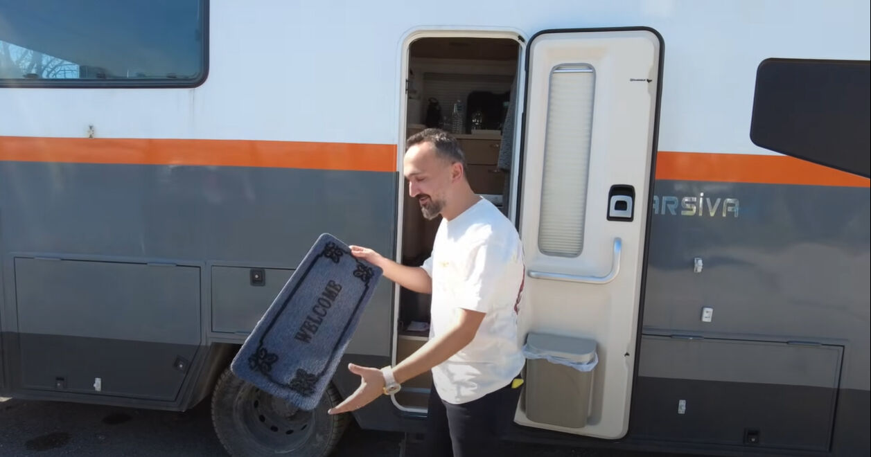 Gökhan Yıkılkan rol arkadaşı İnan Ulaş Torun ile bir araya geldi! Ünlü oyuncu karavanın kapılarını açtı, yetmedi yemek yaptı Gökhan Yıkılkan ve İnan Ulaş Torun bir araya geldi! Ünlü oyuncu karavanın kapılarını açtı, yetmedi yemek yaptı - 2. Resim