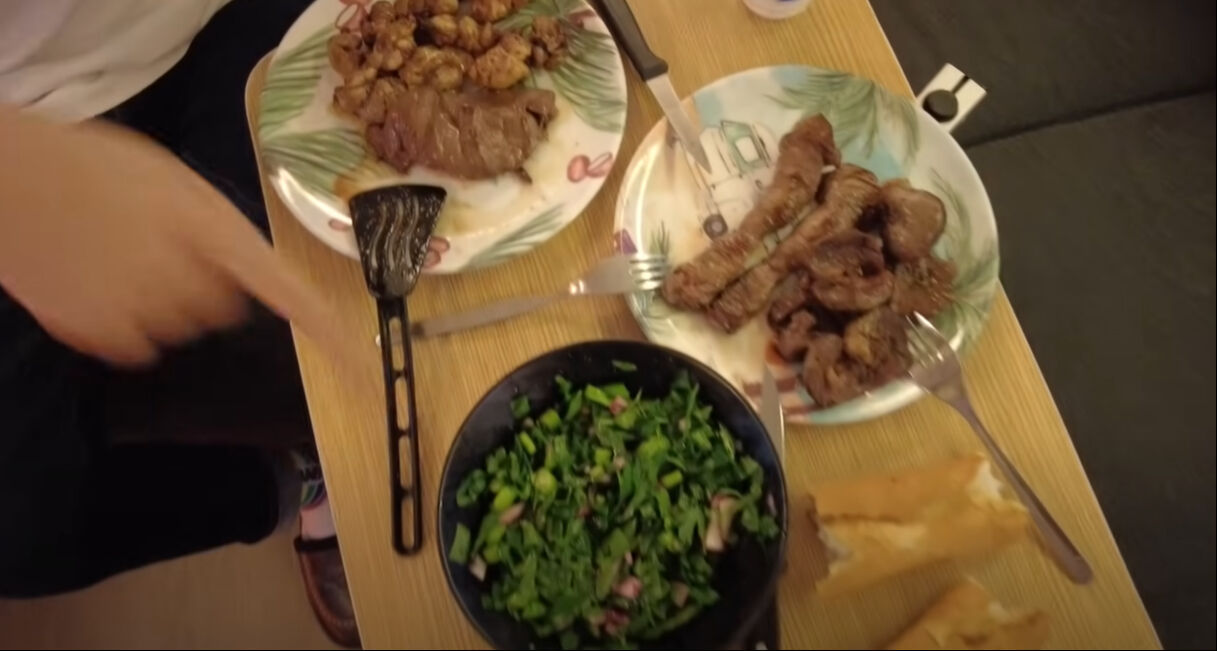 Gökhan Yıkılkan rol arkadaşı İnan Ulaş Torun ile bir araya geldi! Ünlü oyuncu karavanın kapılarını açtı, yetmedi yemek yaptı Gökhan Yıkılkan ve İnan Ulaş Torun bir araya geldi! Ünlü oyuncu karavanın kapılarını açtı, yetmedi yemek yaptı - 6. Resim