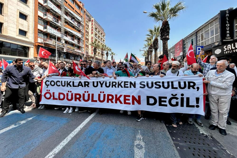 İzmir'de binler Filistin için yürüdü: Gazze, insanlığın ortak meselesi İzmir'de binler Filistin için yürüdü: Gazze, insanlığın ortak meselesi - 2. Resim