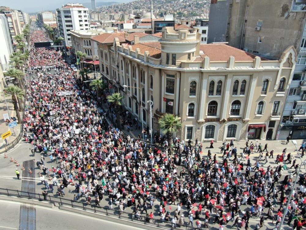 İzmir'de binler Filistin için yürüdü: Gazze, insanlığın ortak meselesi İzmir'de binler Filistin için yürüdü: Gazze, insanlığın ortak meselesi - 1. Resim
