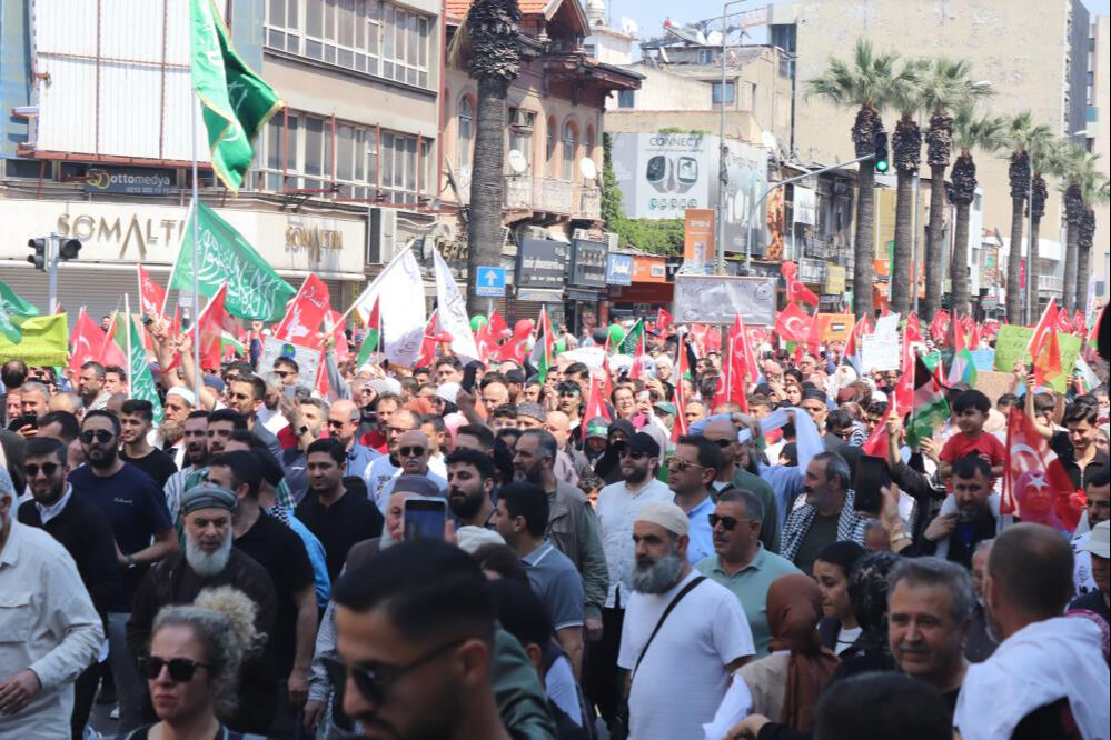 İzmir'de binler Filistin için yürüdü: Gazze, insanlığın ortak meselesi İzmir'de binler Filistin için yürüdü: Gazze, insanlığın ortak meselesi - 3. Resim