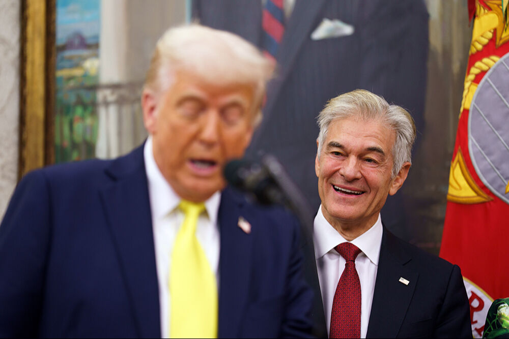 Mehmet Öz İncil’e el bastı! Karısının üstündeki detay dikkat çekti - 1. Resim