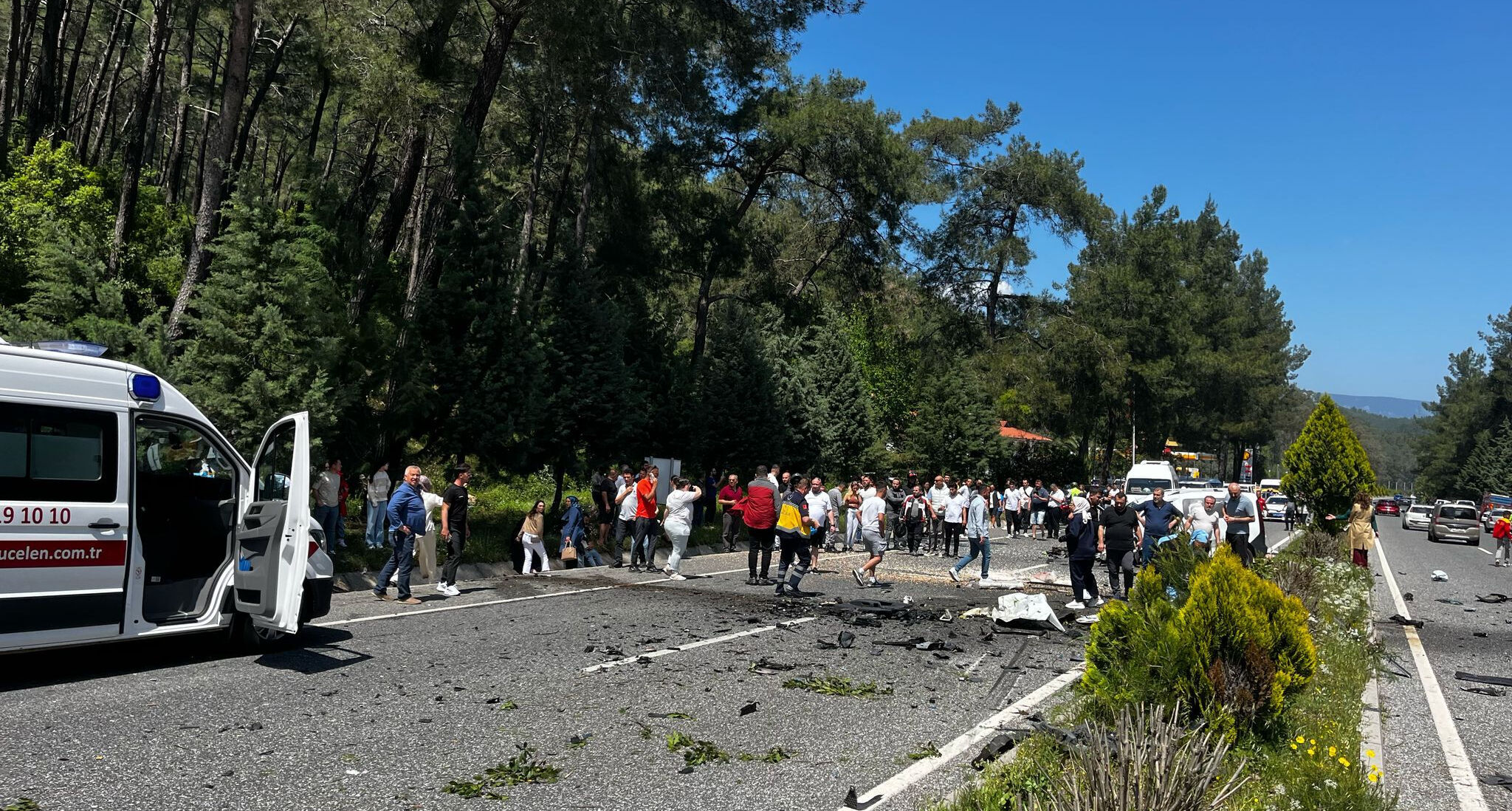 Muğla'da zincirleme kazada kara yolu savaş alanına döndü! Ölü ve yaralılar var Muğla'da zincirleme kazada kara yolu savaş alanına döndü! Ölü ve yaralılar var - 1. Resim