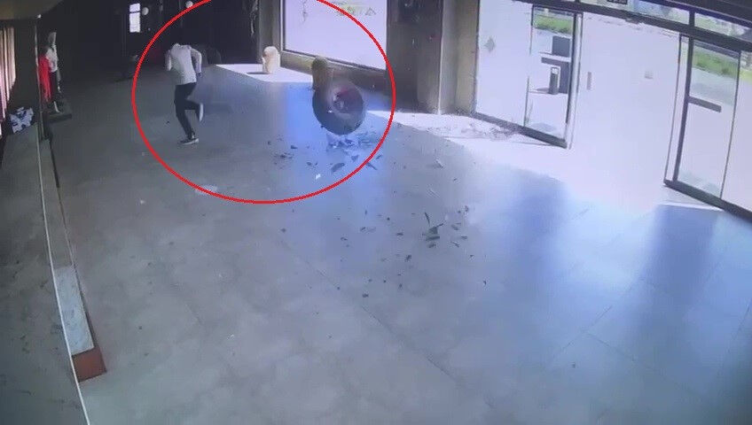 Otobüsün parçası koptu, fabrikanın içine daldı! Teker kovaladı, o kaçtı... Böylesi ancak filmlerde olur - 4. Resim