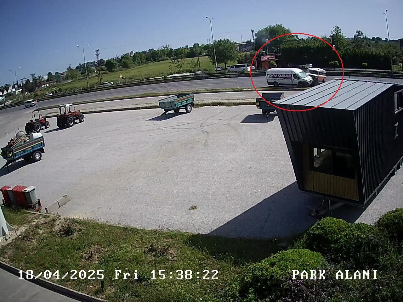 Otobüsün parçası koptu, fabrikanın içine daldı! Teker kovaladı, o kaçtı... Böylesi ancak filmlerde olur - 2. Resim