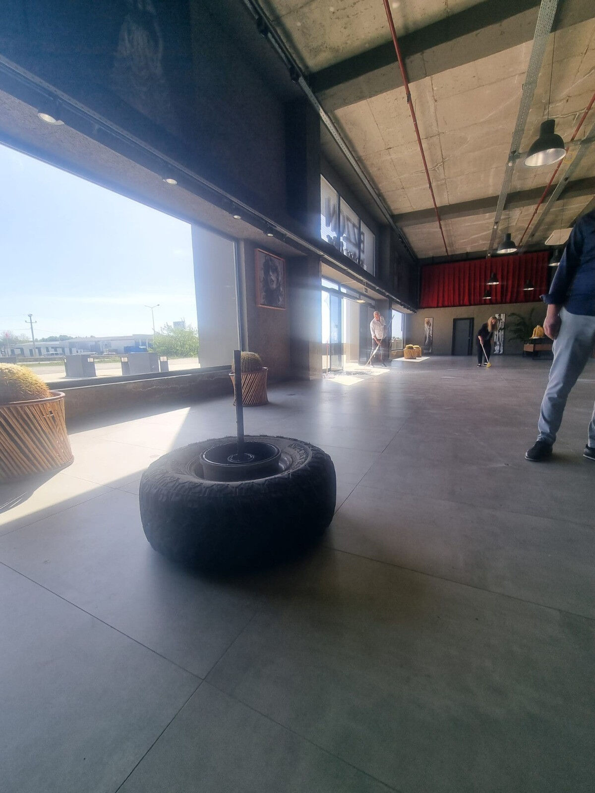 Otobüsün parçası koptu, fabrikanın içine daldı! Teker kovaladı, o kaçtı... Böylesi ancak filmlerde olur - 3. Resim