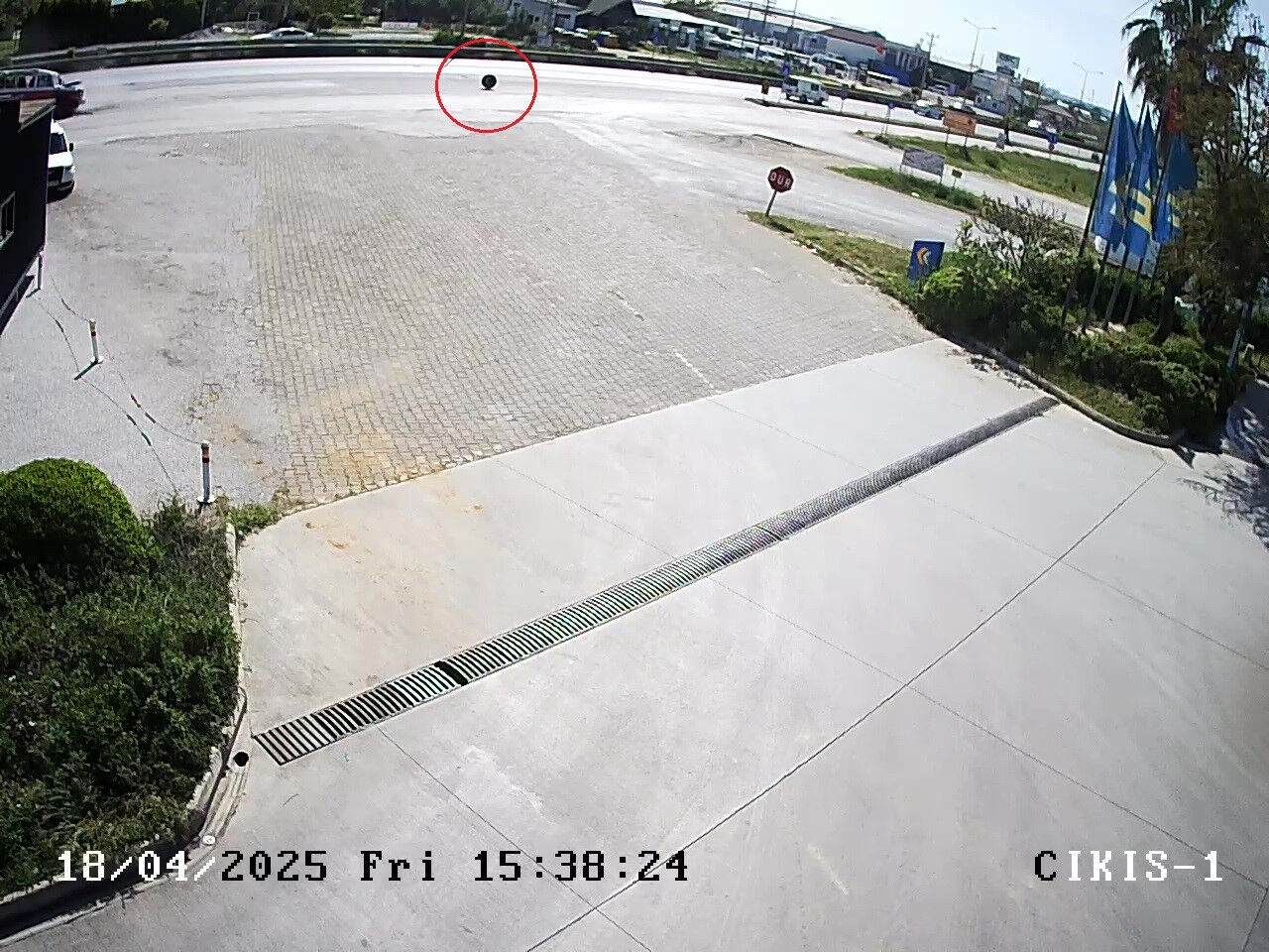 Otobüsün parçası koptu, fabrikanın içine daldı! Teker kovaladı, o kaçtı... Böylesi ancak filmlerde olur - 1. Resim