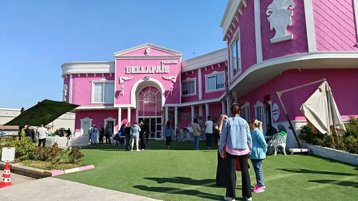 'Oturduğum villa kira' dedi çalışanlarına ateş püskürdü! Sinem Çekinmez'in son videosu olay oldu 'Oturduğum villa kira' dedi çalışanlarına ateş püskürdü! Sinem Çekinmez'in son videosu olay oldu - 1. Resim