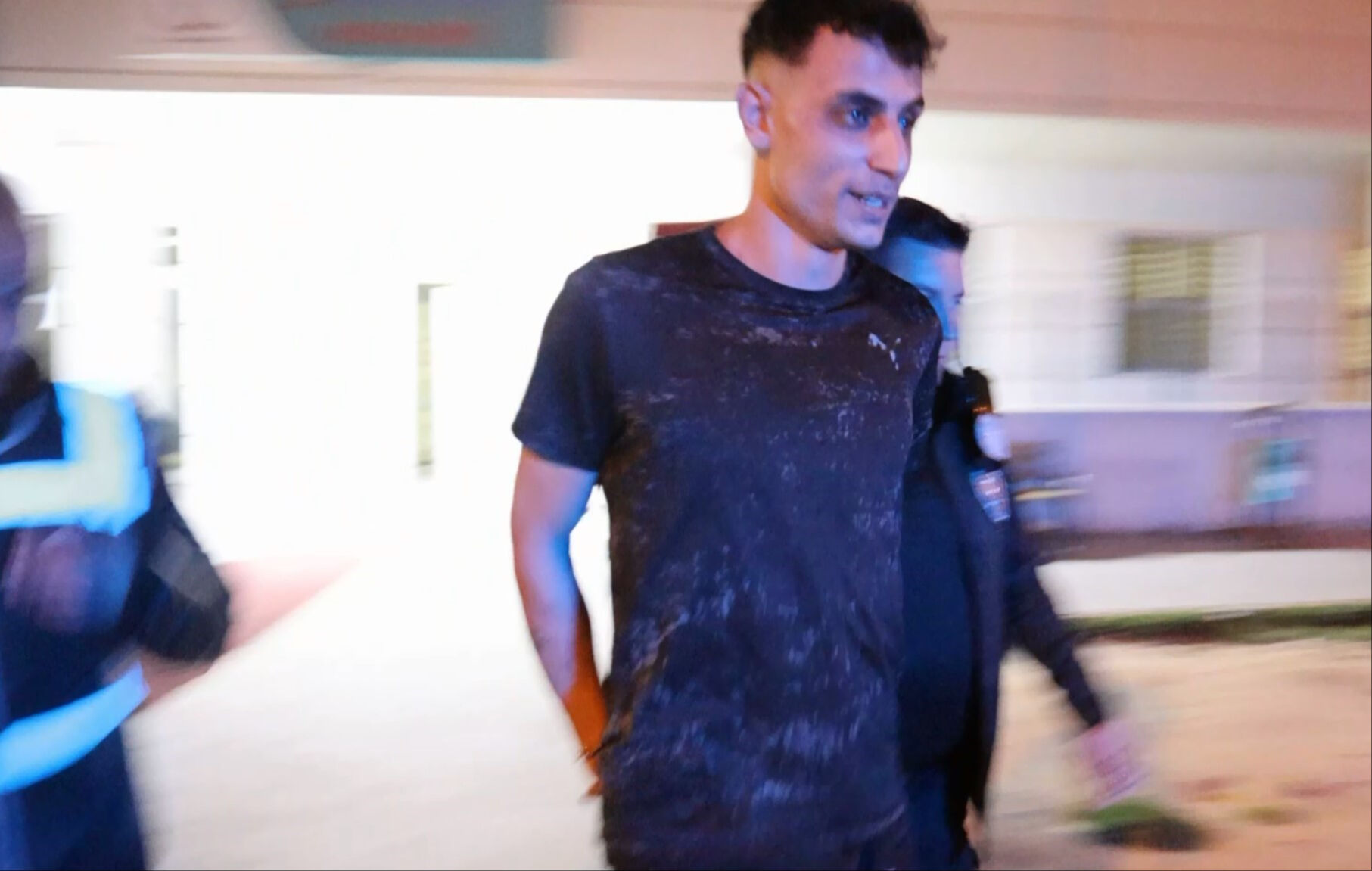 'Türk polisinden kaçılmaz dedi', kamerayı görünce saçını düzeltti! Film gibi kovalamaca saniye saniye kameralara yansıdı - 2. Resim