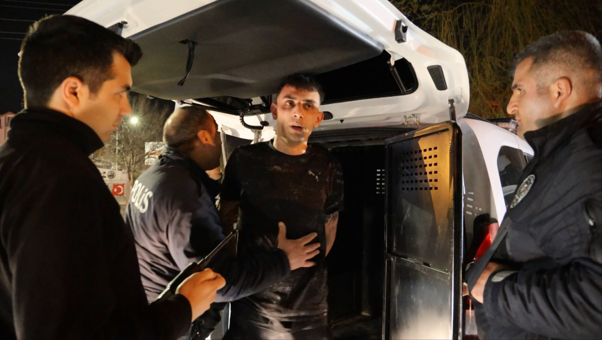 'Türk polisinden kaçılmaz dedi', kamerayı görünce saçını düzeltti! Film gibi kovalamaca saniye saniye kameralara yansıdı - 4. Resim