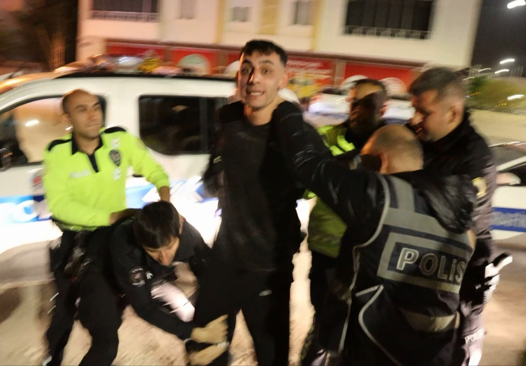 'Türk polisinden kaçılmaz dedi', kamerayı görünce saçını düzeltti! Film gibi kovalamaca saniye saniye kameralara yansıdı - 5. Resim