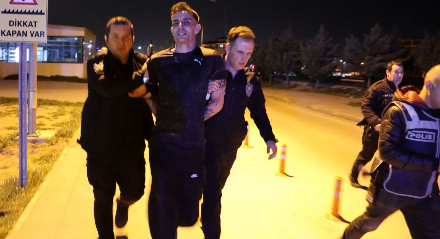 'Türk polisinden kaçılmaz dedi', kamerayı görünce saçını düzeltti! Film gibi kovalamaca saniye saniye kameralara yansıdı - 3. Resim