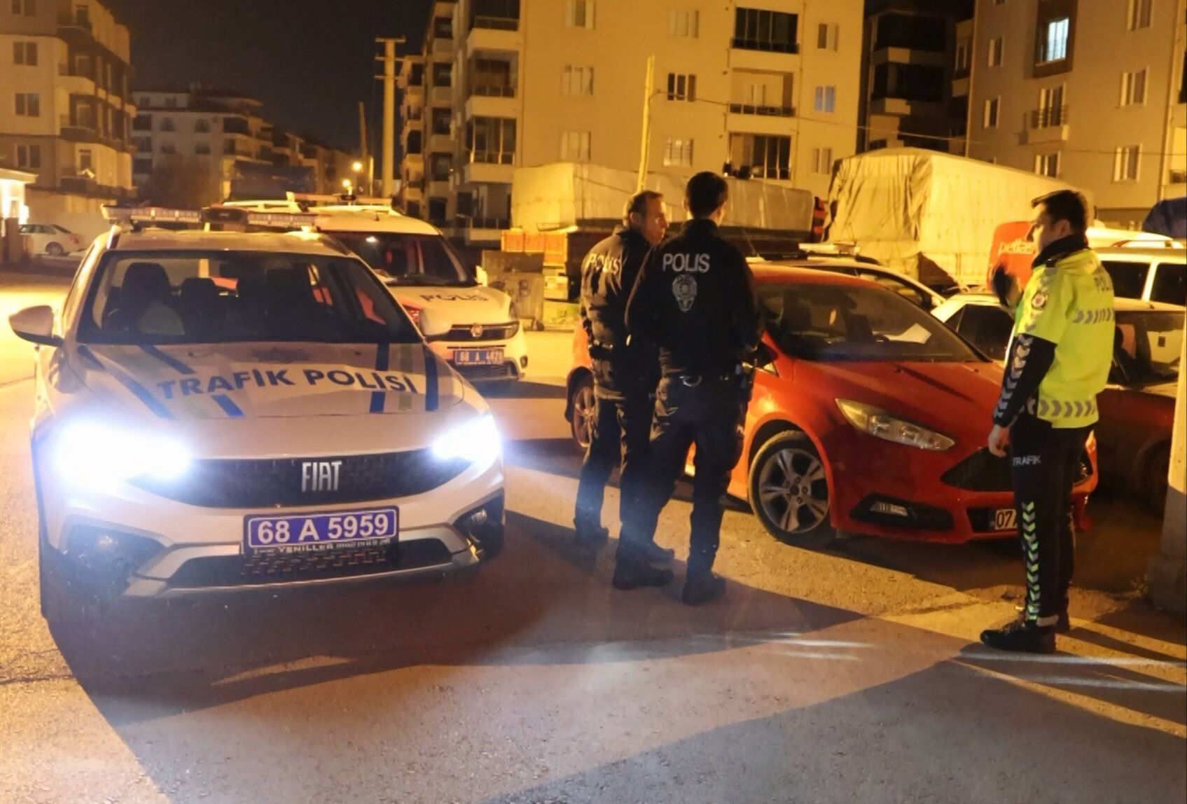 'Türk polisinden kaçılmaz dedi', kamerayı görünce saçını düzeltti! Film gibi kovalamaca saniye saniye kameralara yansıdı - 7. Resim
