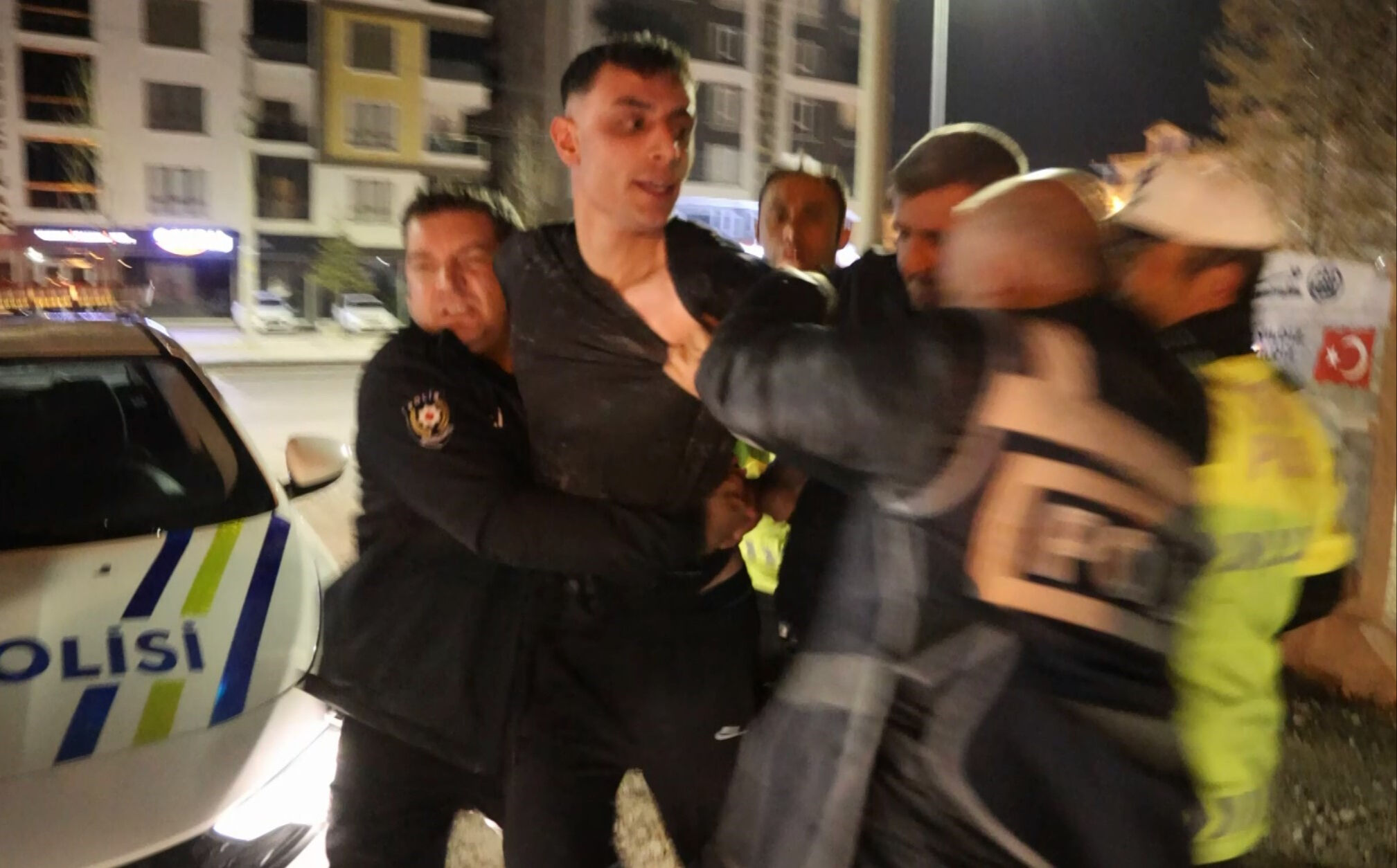 'Türk polisinden kaçılmaz dedi', kamerayı görünce saçını düzeltti! Film gibi kovalamaca saniye saniye kameralara yansıdı - 6. Resim