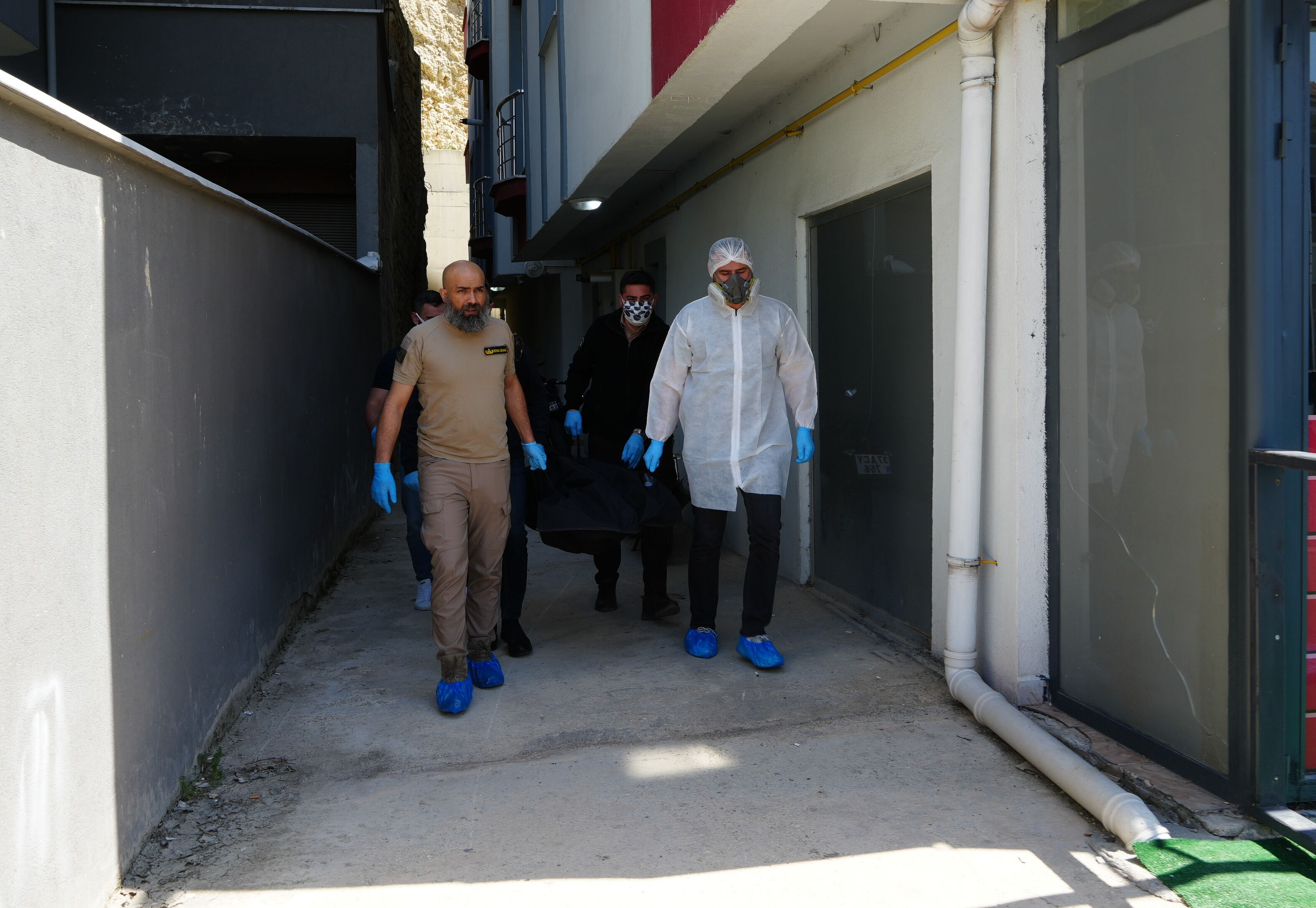 Apartmanı saran kokunun ardından vahşet çıktı! Hamile kadının cesedi bulundu, çok sayıda bıçak darbesi... - 1. Resim