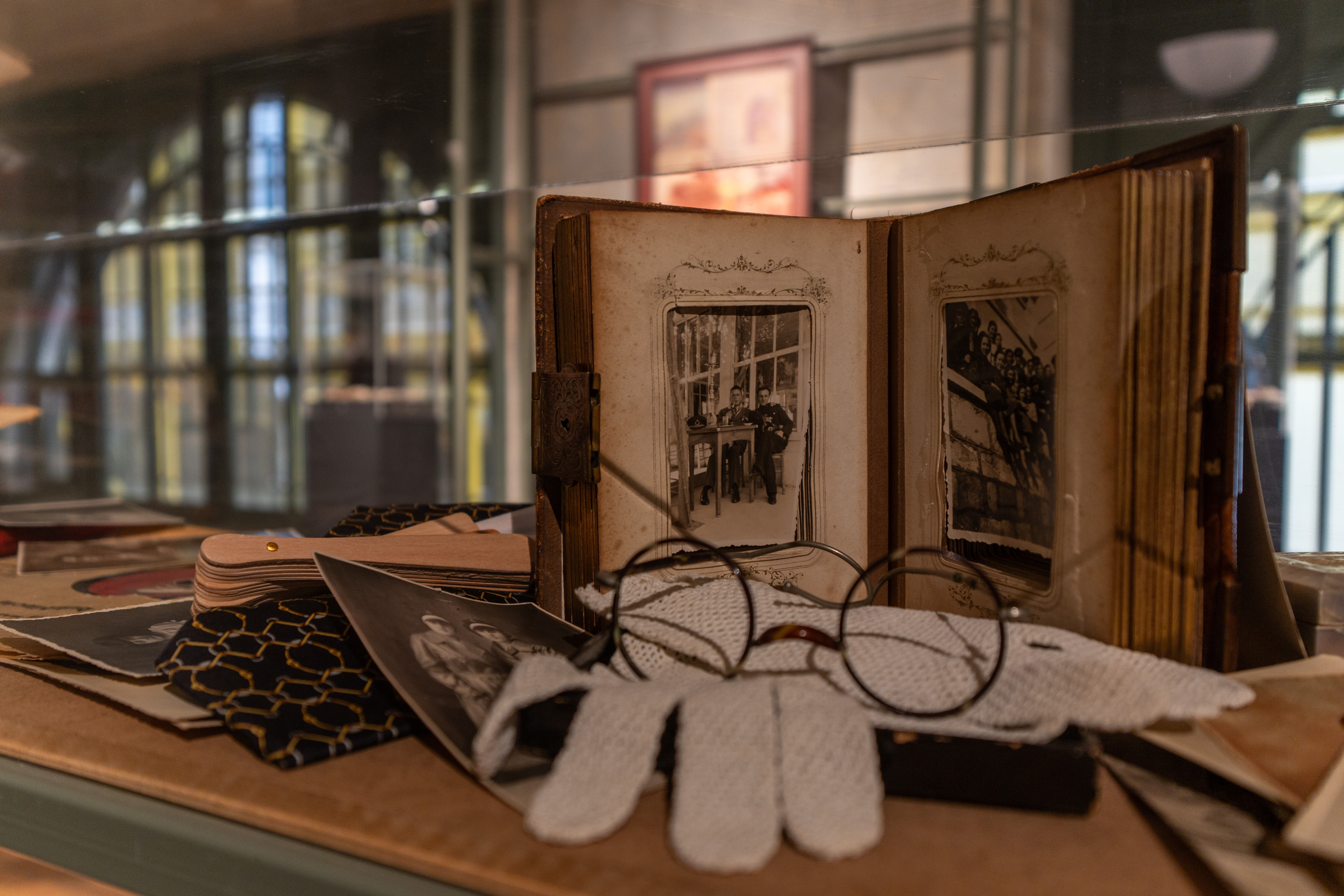 Bitpazarlarından sergiye… Sahaflardaki kareler resimlere dönüştü Bitpazarlarından sergiye… Sahaflardaki kareler resimlere dönüştü - 1. Resim