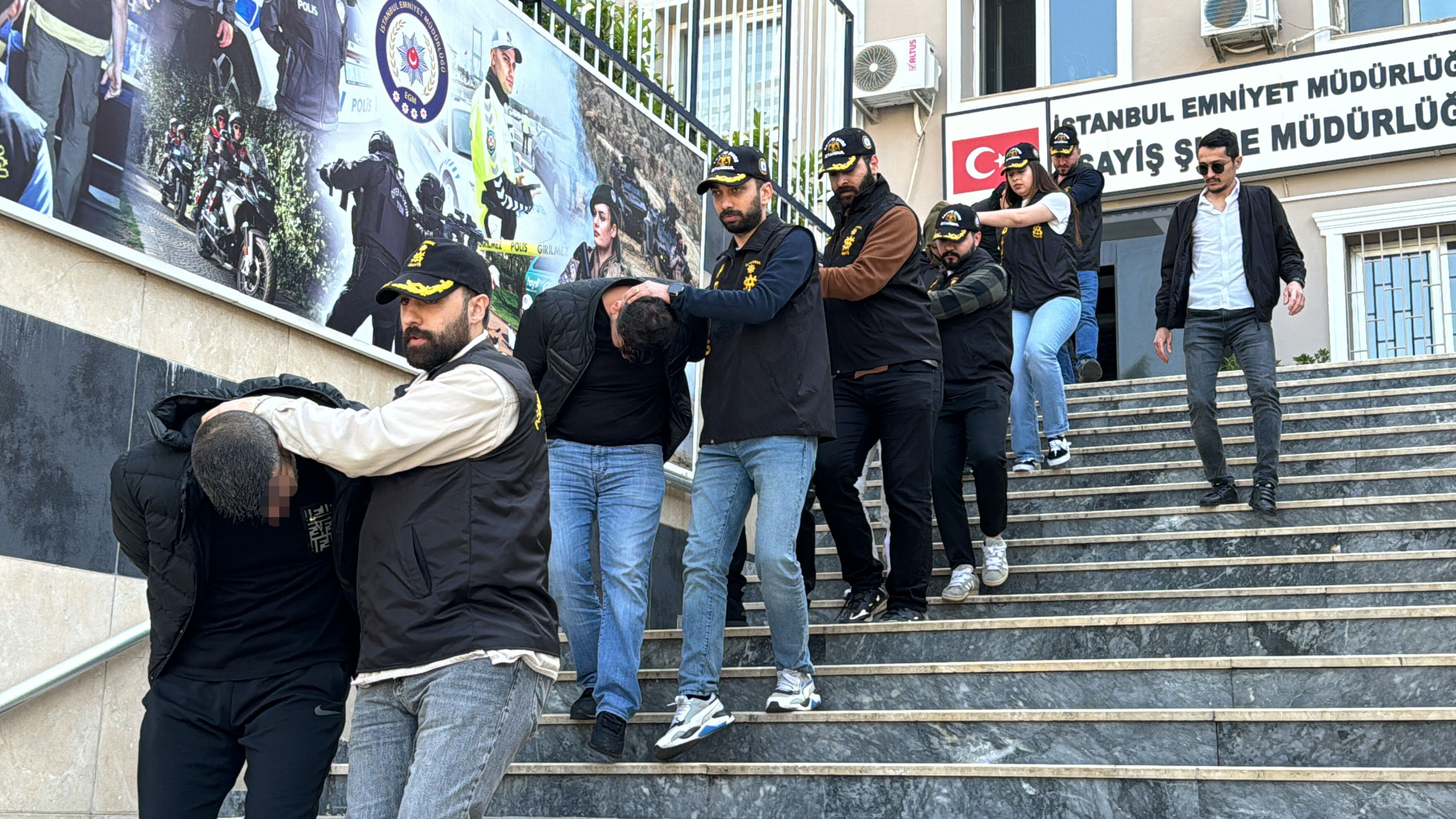 'Cehennem Melekleri'yle dolandırmışlardı: Şüpheliler adliyede her şeyi anlatacak 'Cehennem Melekleri'yle dolandırmışlardı: Şüpheliler adliyede her şeyi anlatacak - 1. Resim