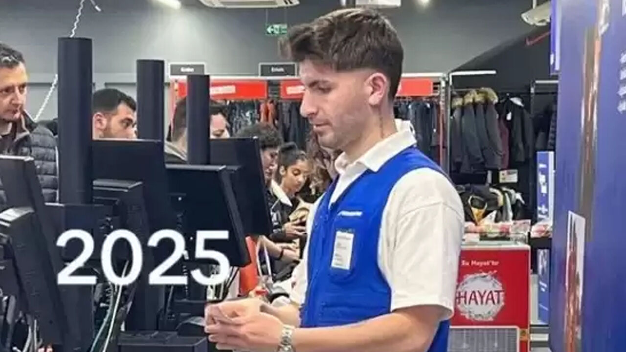 Fenerbahçe'de top koşturuyordu, kasiyer oldu! Sosyal medya onu konuşuyor Fenerbahçe'de top koşturuyordu, kasiyer oldu! Sosyal medya onu konuşuyor - 1. Resim