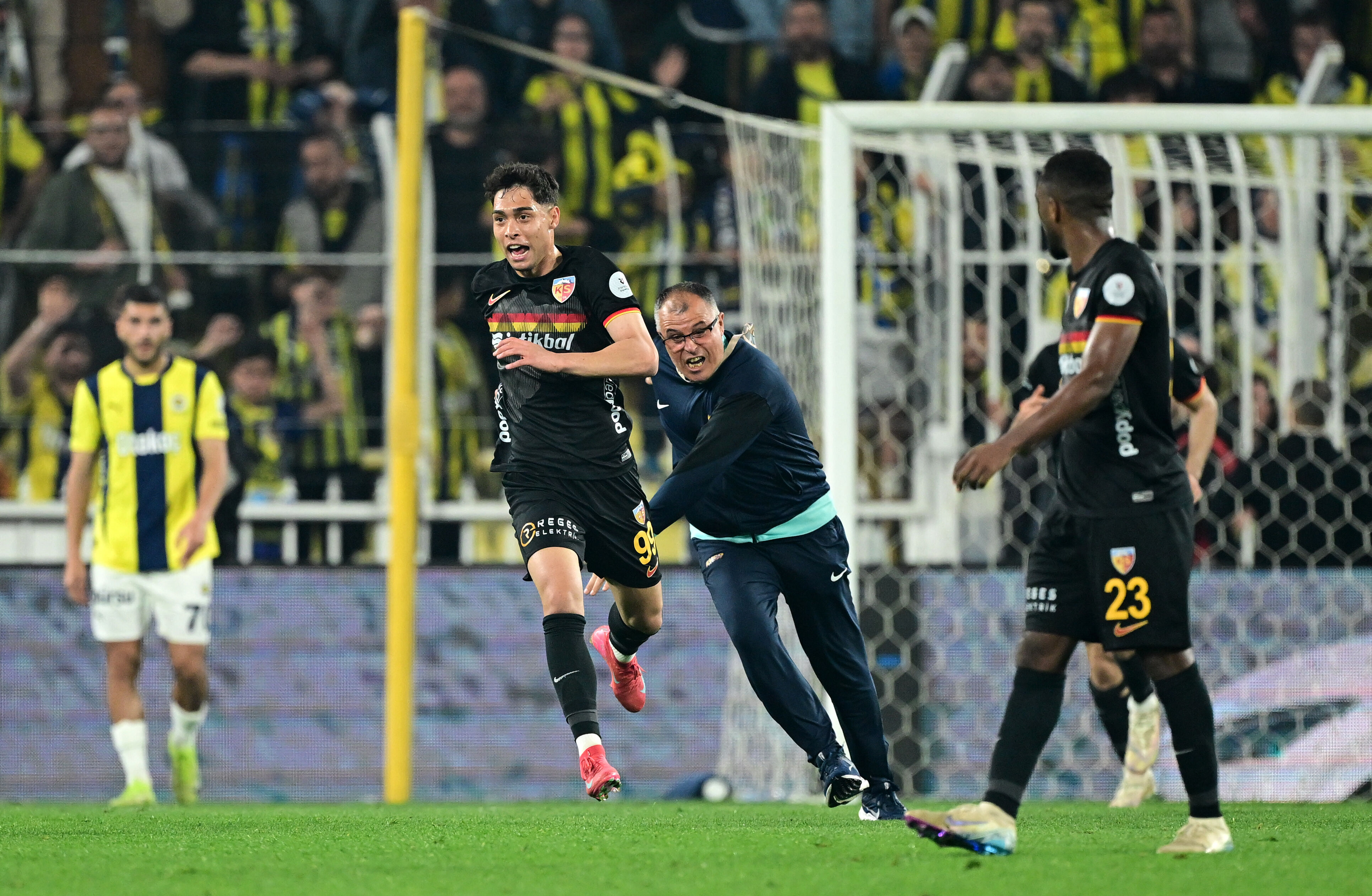 Fenerbahçe'yi yıkan Talha Sarıarslan'dan şaşırtan Galatasaray sözleri Fenerbahçe'yi yıkan Talha Sarıarslan'dan şaşırtan Galatasaray sözleri - 1. Resim