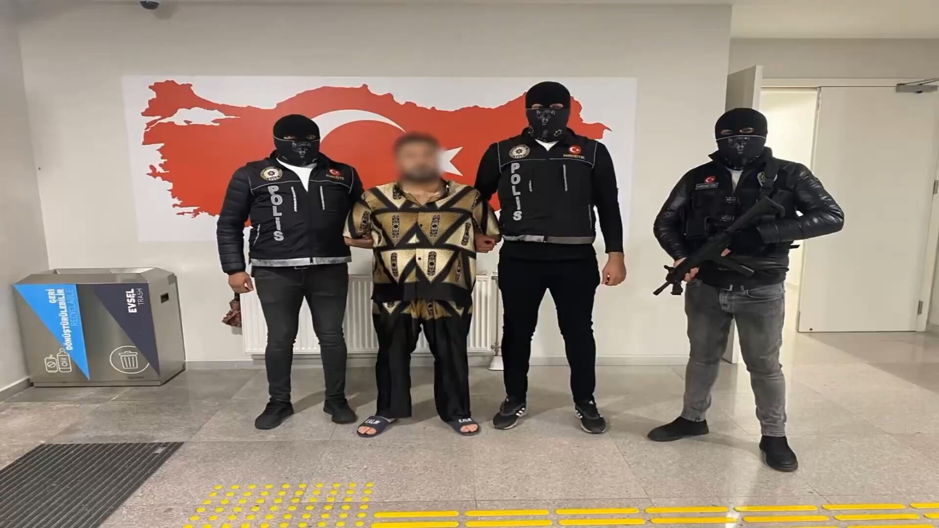 Kırmızı bültenle aranıyorlardı! Türkiye'ye iade edildiler Kırmızı bültenle aranıyorlardı! Türkiye'ye iade edildiler - 1. Resim