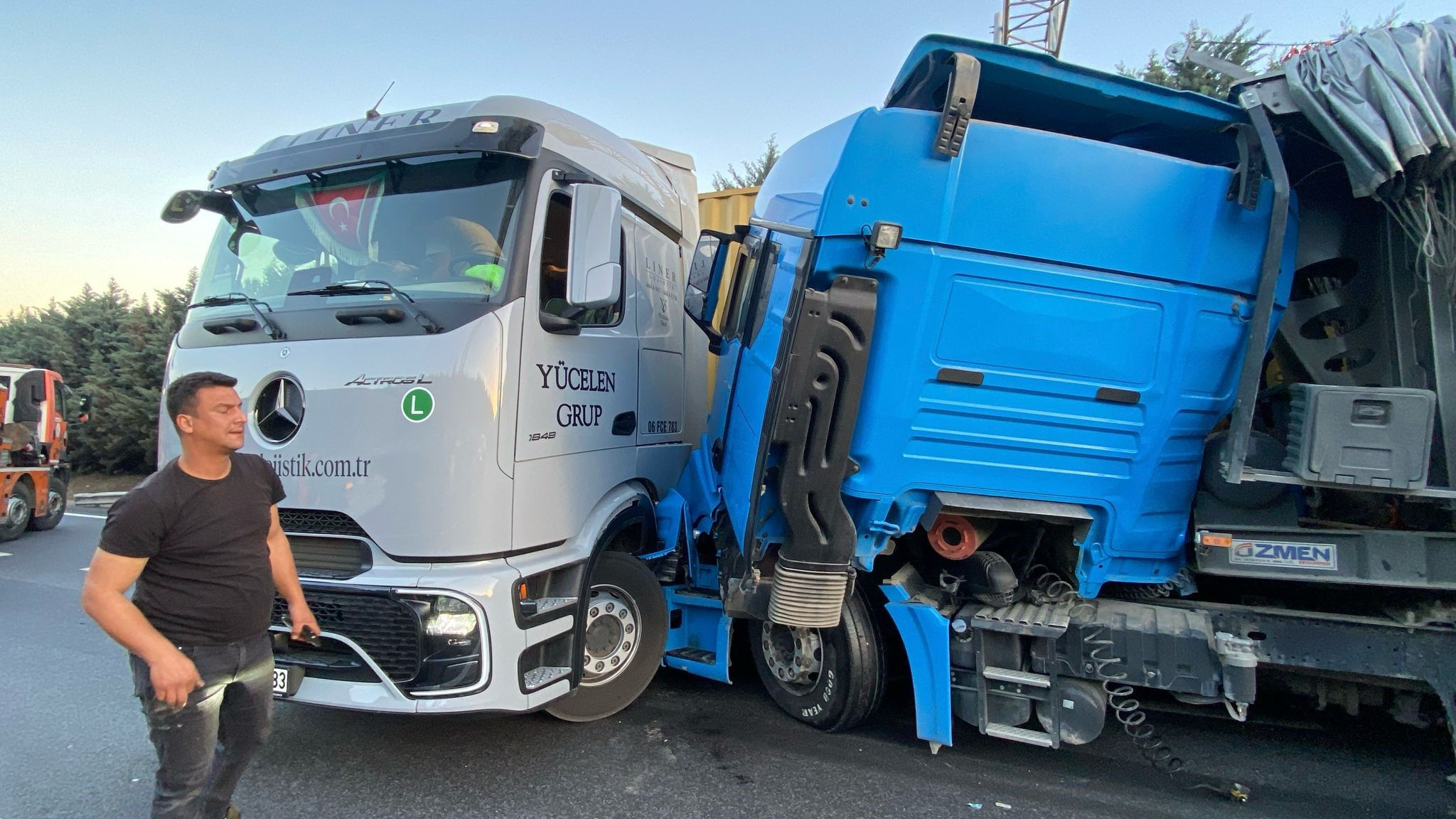 Kocaeli TEM'de zincirleme kaza! 2 tır ve kamyonetin birbirine girdiği kaza anı kamerada Kocaeli TEM'de zincirleme kaza! 2 tır ve kamyonetin birbirine girdiği kaza anı kamerada - 1. Resim