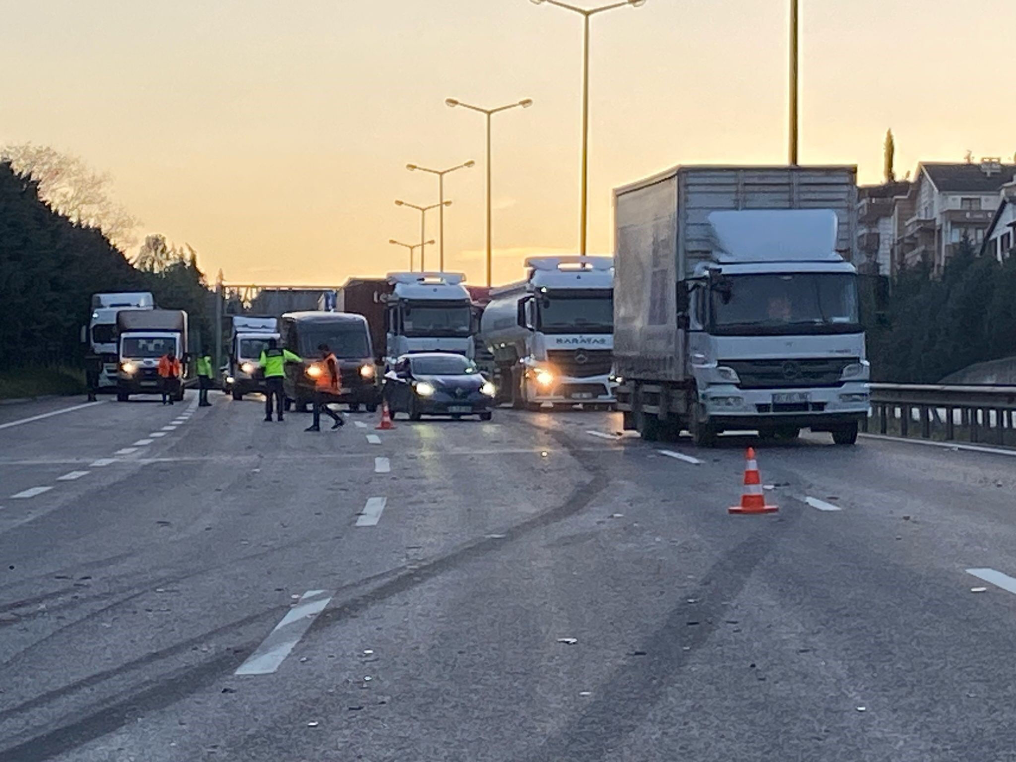 Kocaeli TEM'de zincirleme kaza! 2 tır ve kamyonetin birbirine girdiği kaza anı kamerada Kocaeli TEM'de zincirleme kaza! 2 tır ve kamyonetin birbirine girdiği kaza anı kamerada - 2. Resim