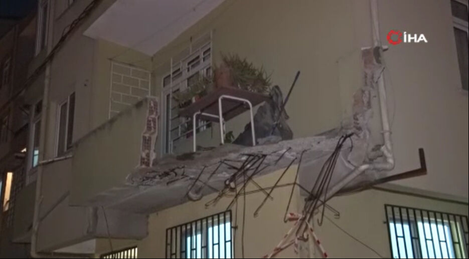 Mahalleli deprem sandı! İstanbul'da büyük bir gürültüyle binanın balkonu çöktü - 1. Resim