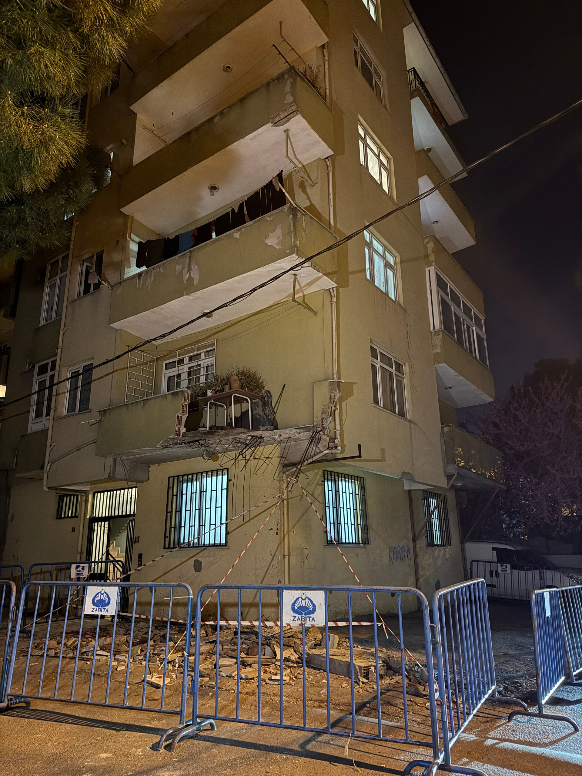 Mahalleli deprem sandı! İstanbul'da büyük bir gürültüyle binanın balkonu çöktü - 2. Resim