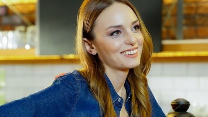 Oyuncu Nilperi Şahinkaya o diziden bölüm başı ne kadar ücret aldığını açıkladı: "O parayla her şeyi yapıyordum" Oyuncu Nilperi Şahinkaya o diziden bölüm başı ne kadar ücret aldığını açıkladı: "O parayla her şeyi yapıyordum" - 1. Resim