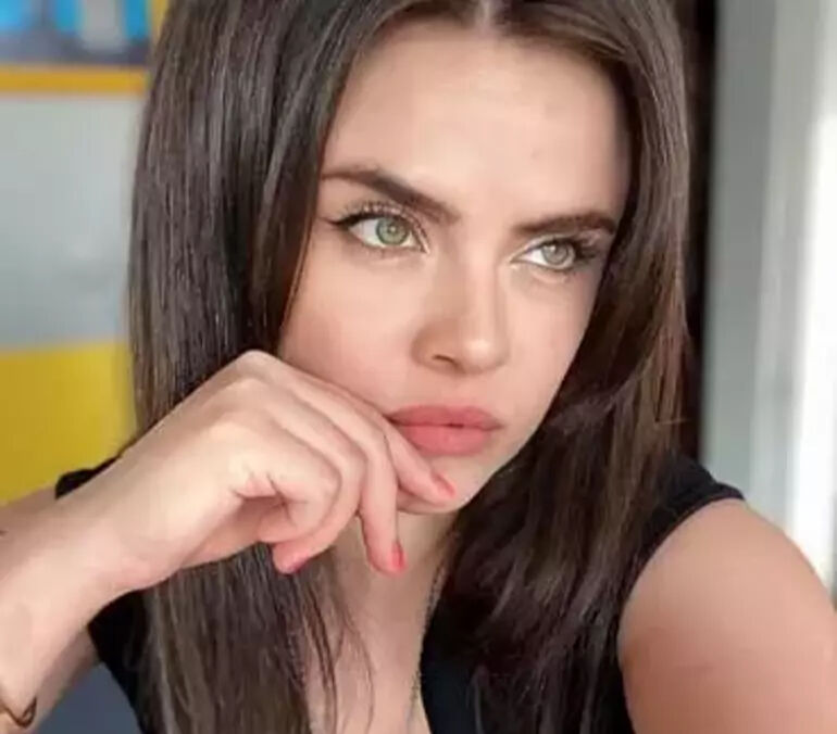 Oyuncu Sevil Akdağ fenomen arkadaşı Elif Kırav'ı bıçaklayarak öldürmüştü! Yakın arkadaşı olayın iç yüzünü anlattı Oyuncu Sevil Akdağ fenomen arkadaşı Elif Kırav'ı bıçaklayarak öldürmüştü! Yakın arkadaşı olayın iç yüzünü anlattı - 2. Resim