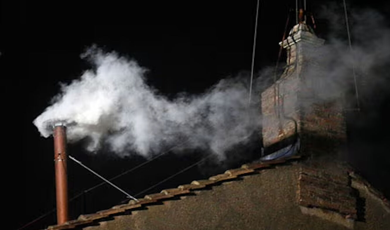 Papa seçilirken çıkan dumanların anlamı: Papa Francis'in yerine gelecek yeni Papa için meraklı bekleyiş başladı Papa seçilirken çıkan dumanların anlamı: Papa Francis'in yerine gelecek yeni Papa için meraklı bekleyiş başladı - 1. Resim