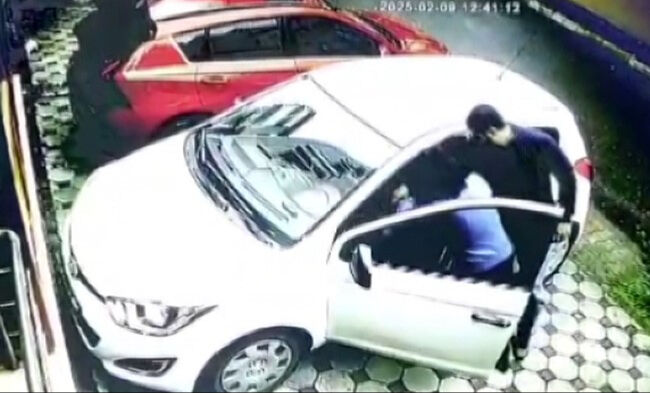 Park tartışması kavga döndü! Astım hastası kadını aracın içinde darbettiler - 1. Resim