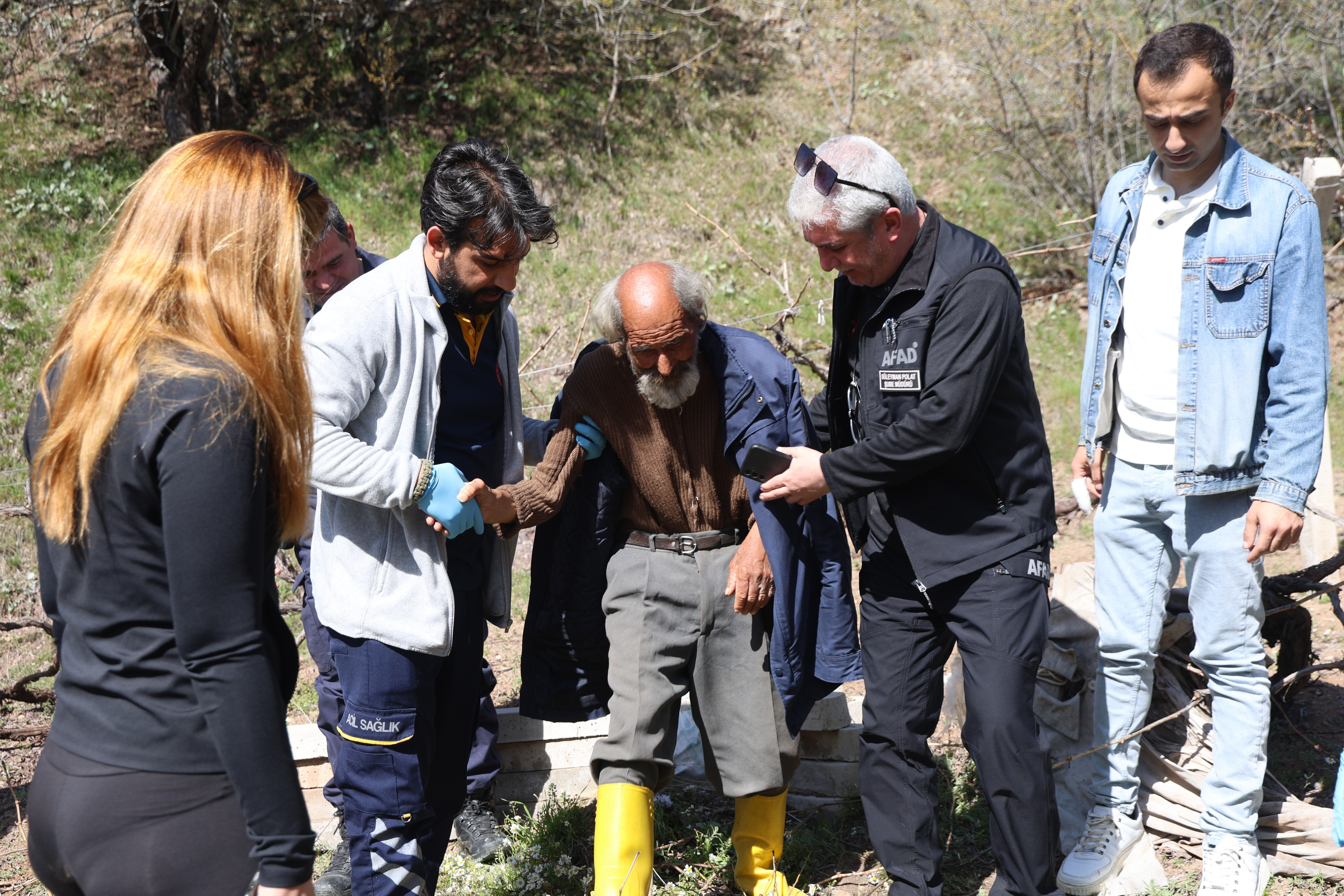 2 gün boyunca aranmıştı... Bir parça ekmekle hayatta kalan Suat Dal'dan duygulandıran söz 2 gün boyunca aranmıştı... Bir parça ekmekle hayatta kalan Suat Dal'dan duygulandıran söz - 1. Resim