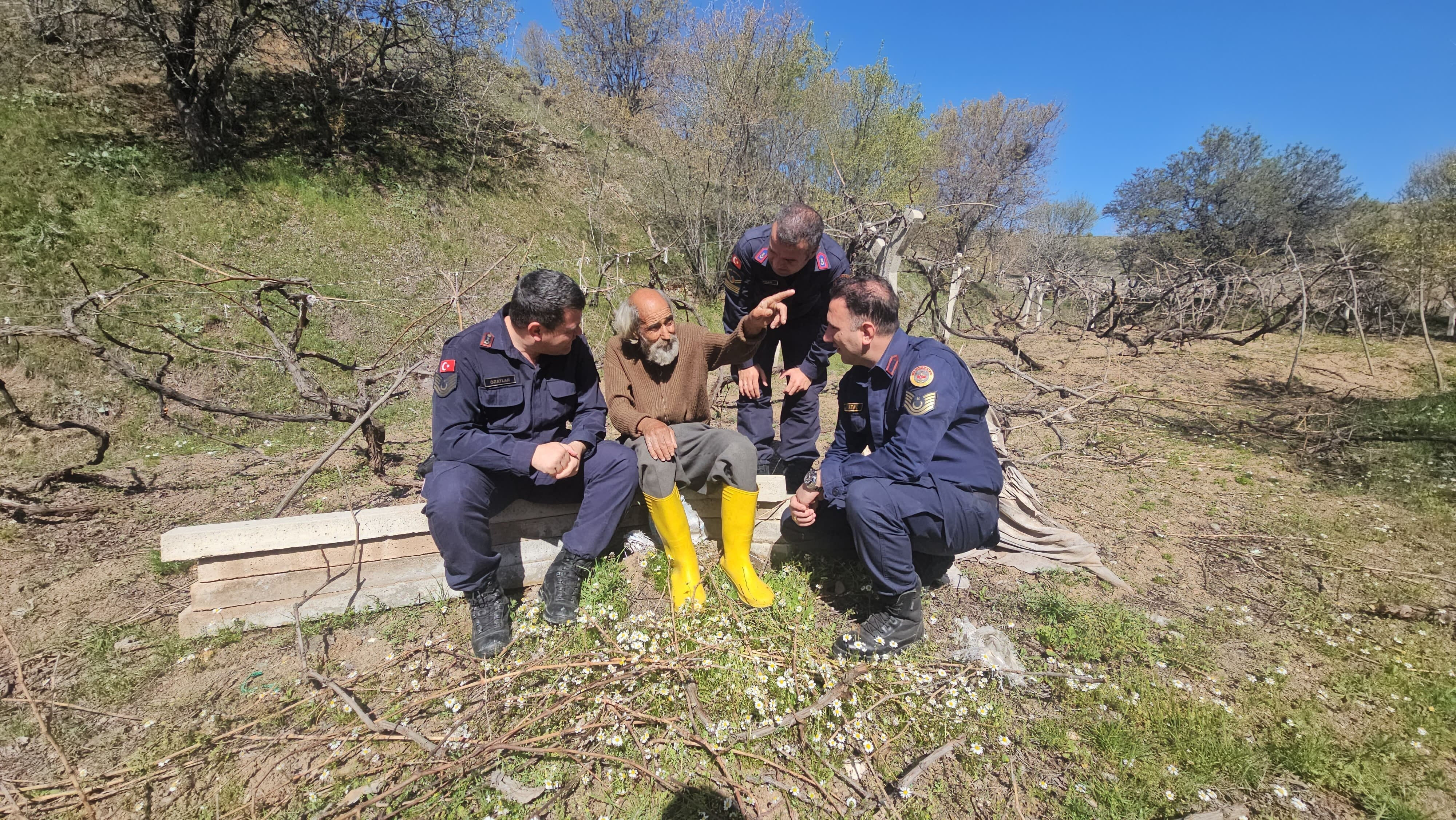 2 gün boyunca aranmıştı... Bir parça ekmekle hayatta kalan Suat Dal'dan duygulandıran söz 2 gün boyunca aranmıştı... Bir parça ekmekle hayatta kalan Suat Dal'dan duygulandıran söz - 2. Resim